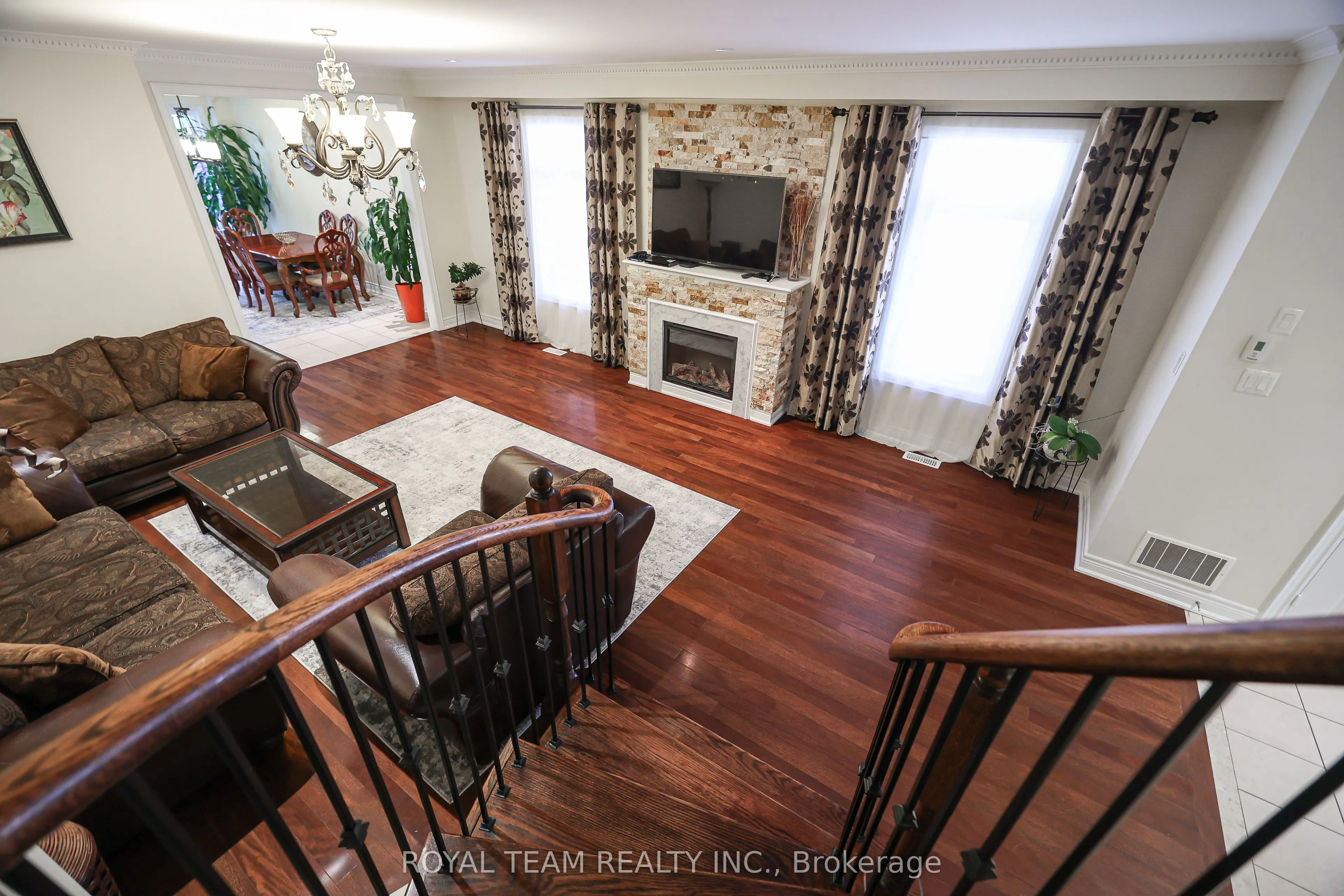 299 Bathurst Glen Drive W