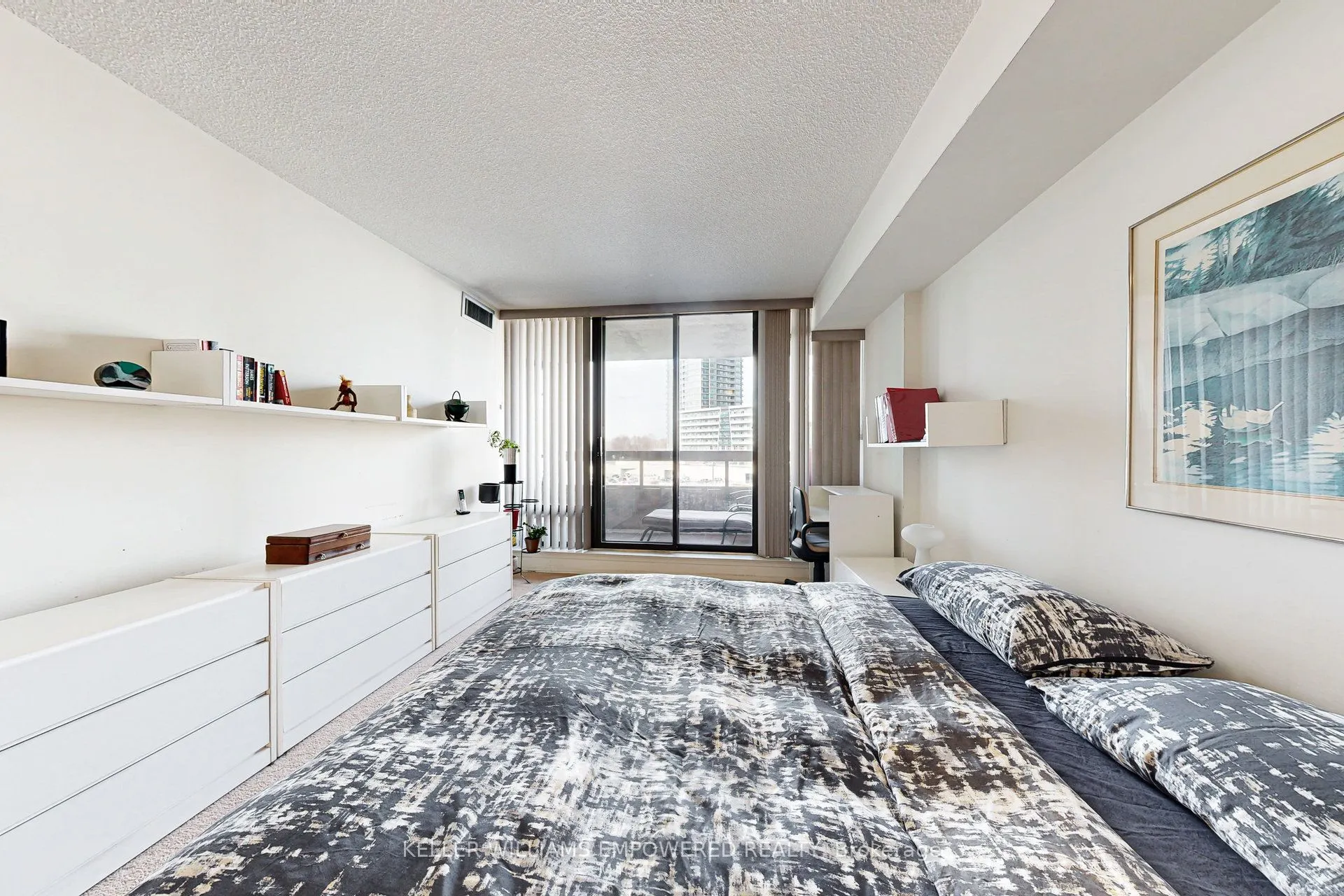 7460 Bathurst Street, #401