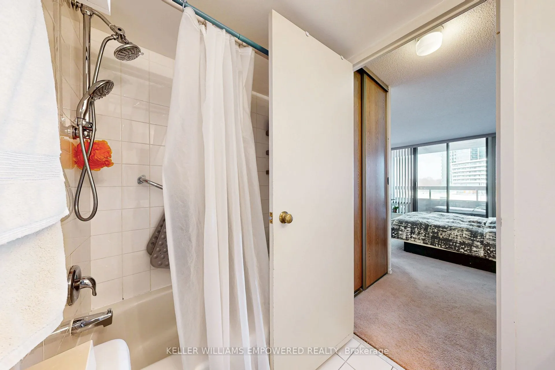 7460 Bathurst Street, #401