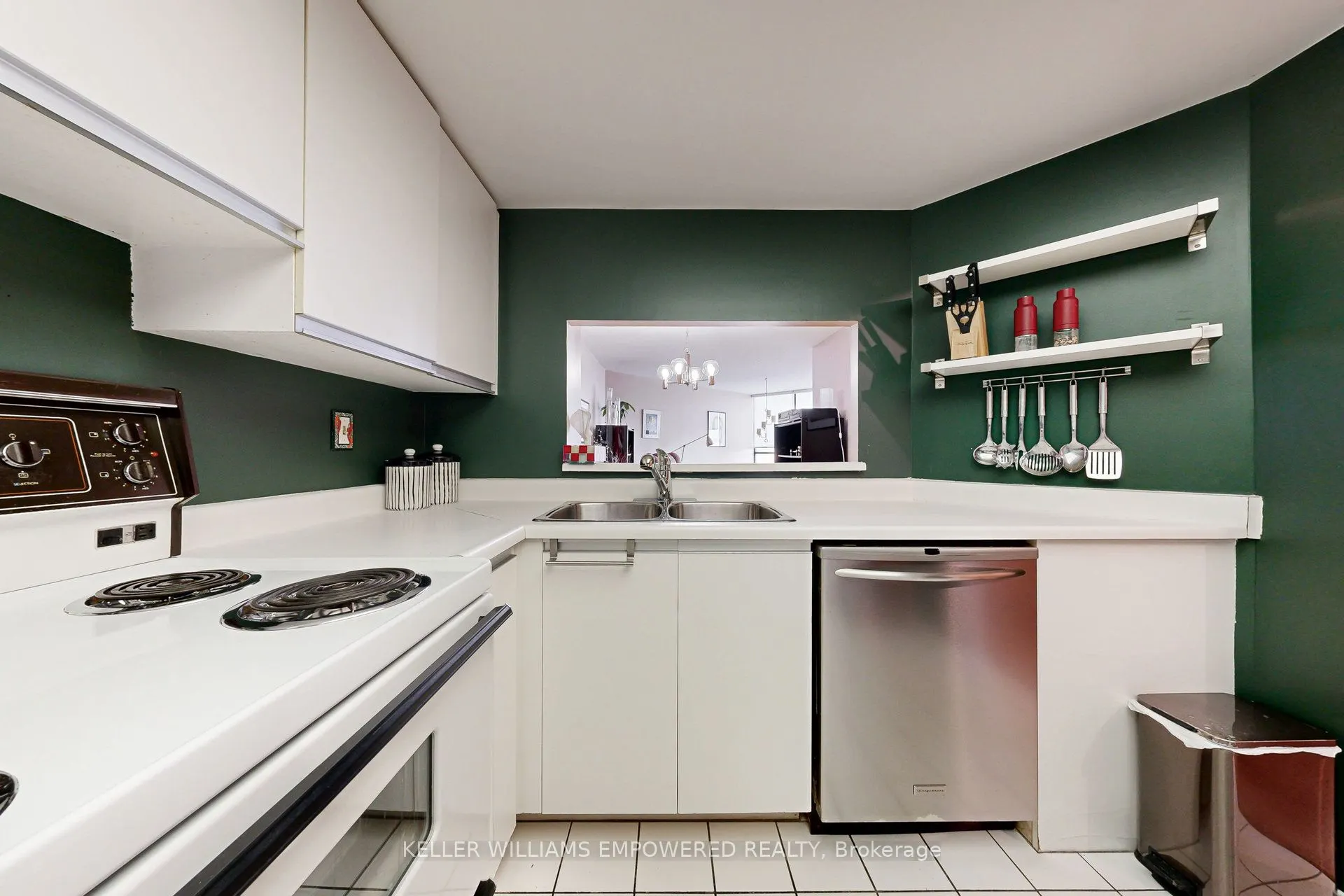 7460 Bathurst Street, #401