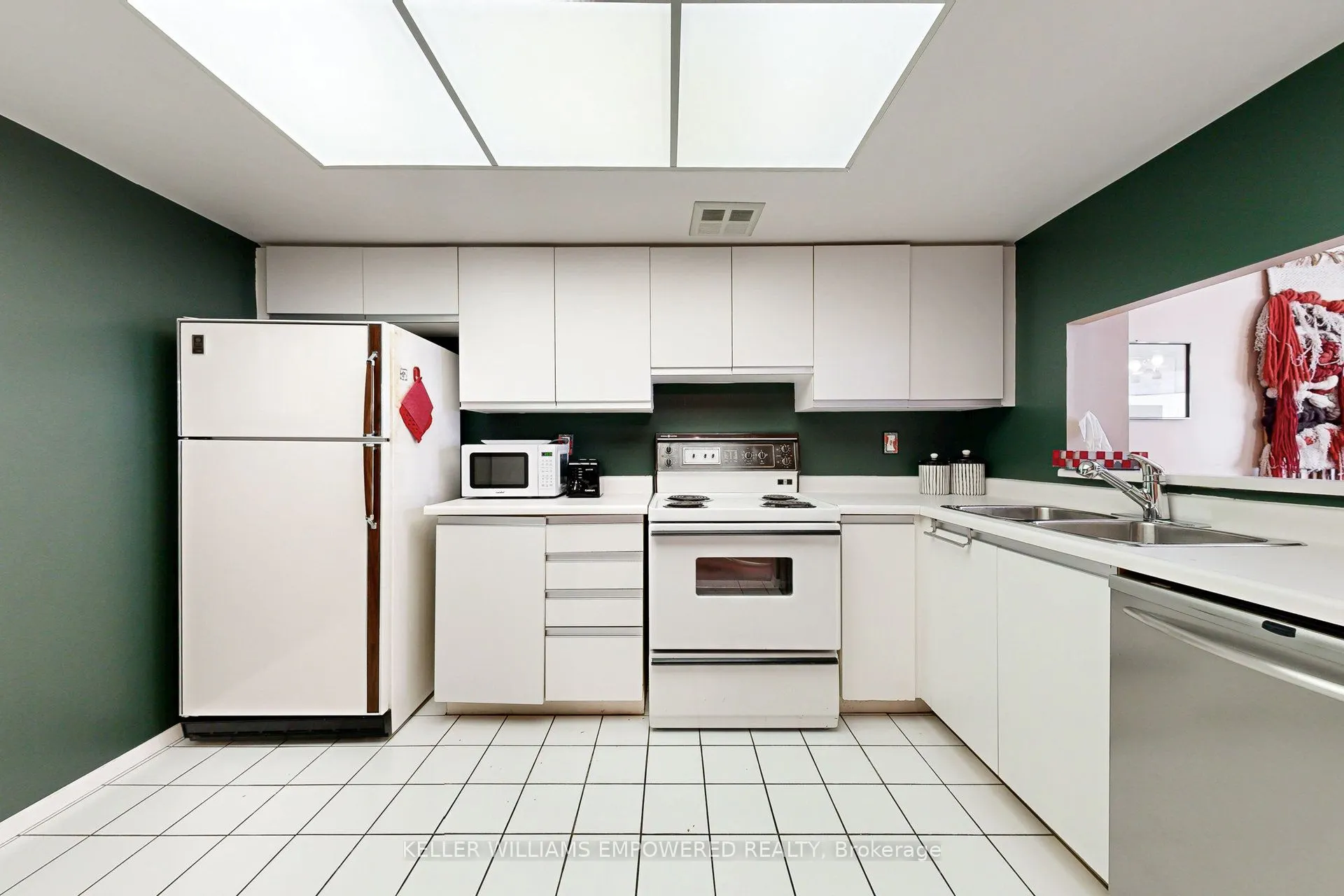 7460 Bathurst Street, #401