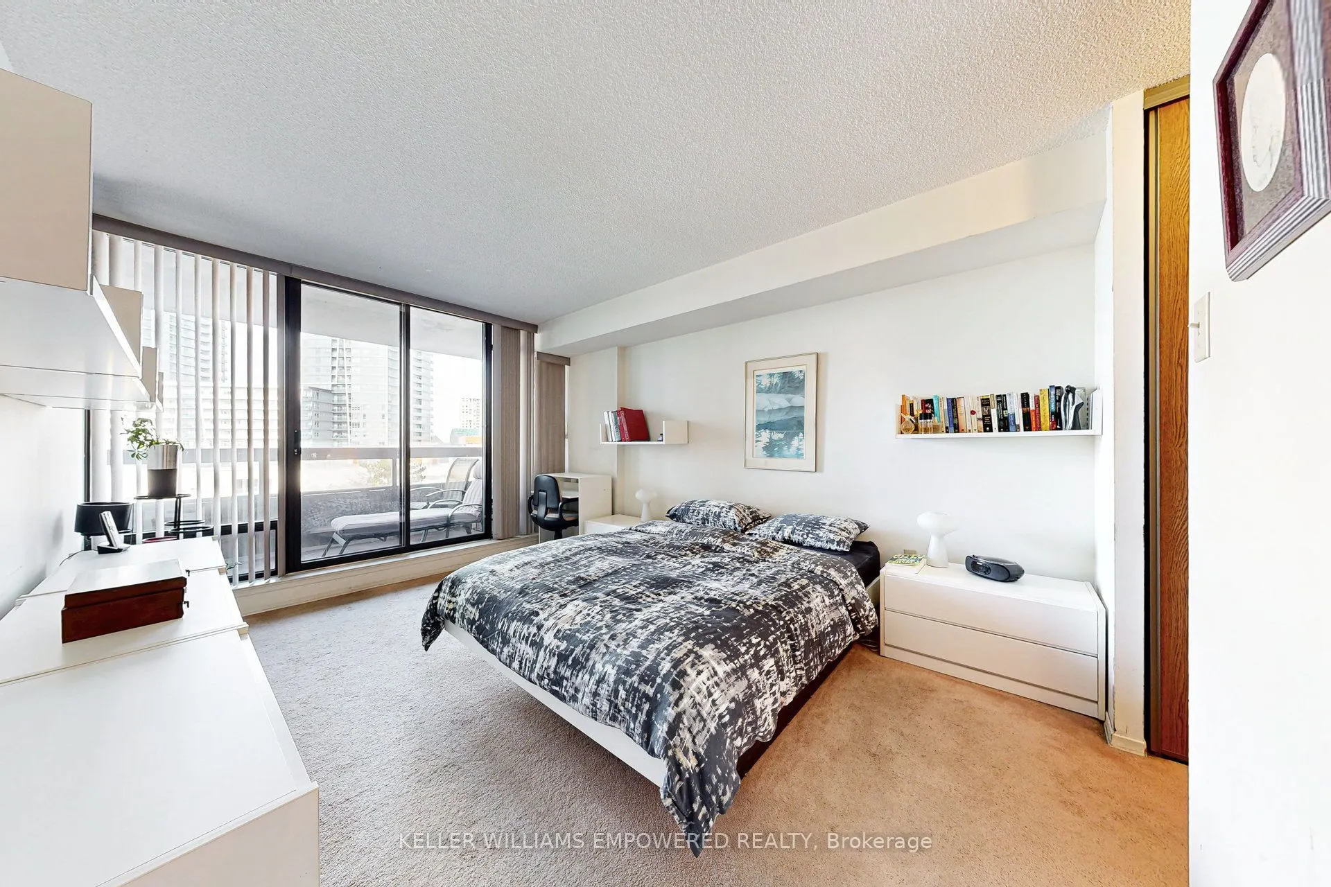 7460 Bathurst Street, #401