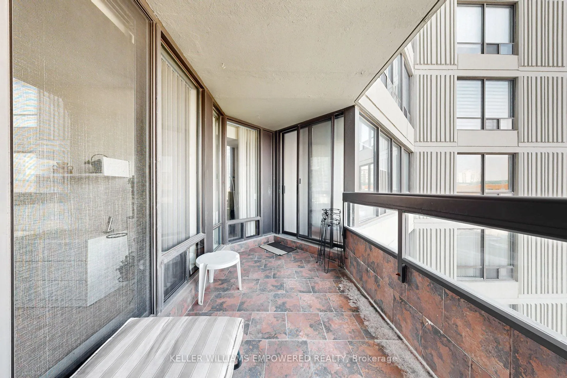 7460 Bathurst Street, #401