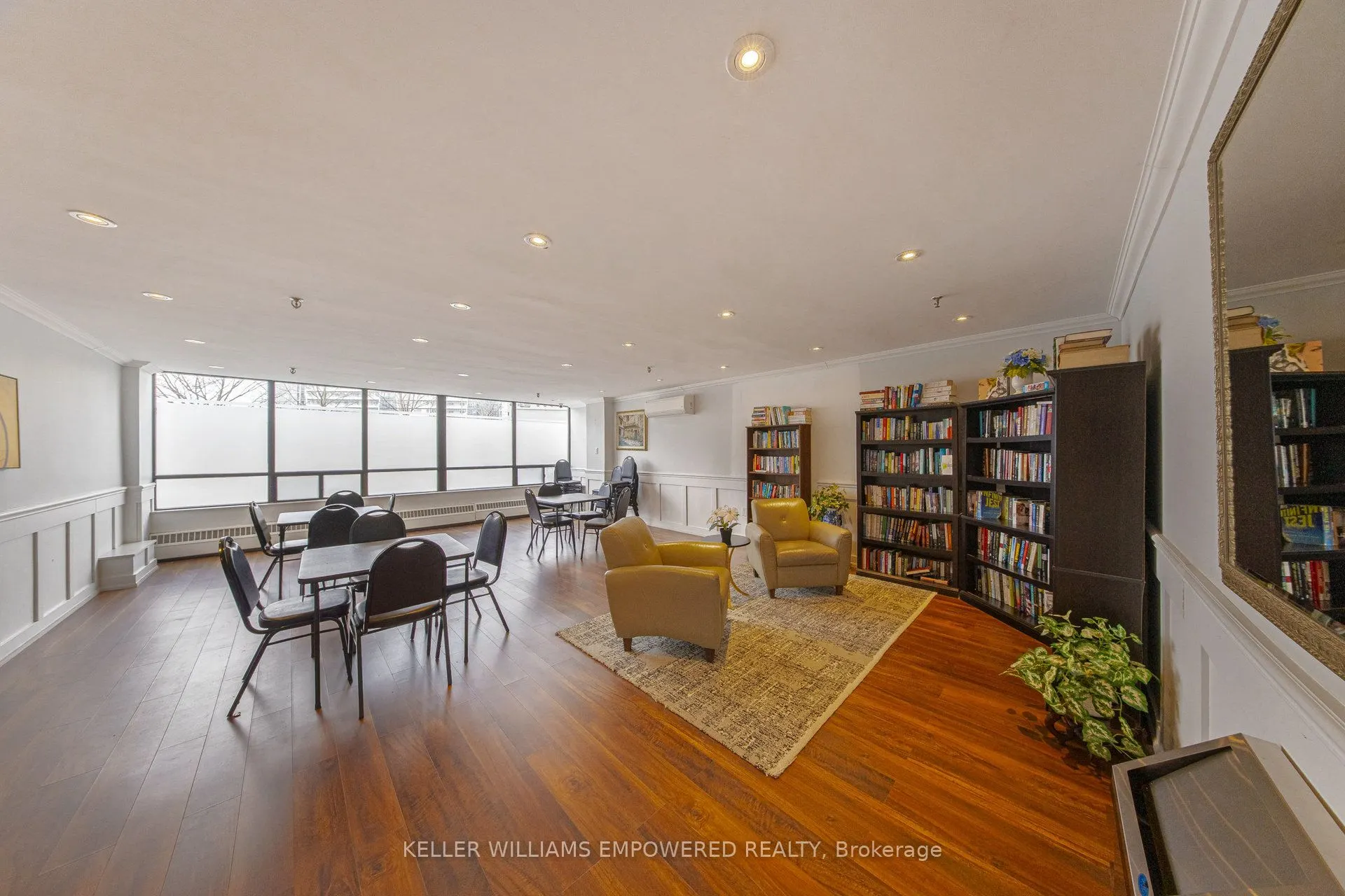7460 Bathurst Street, #401