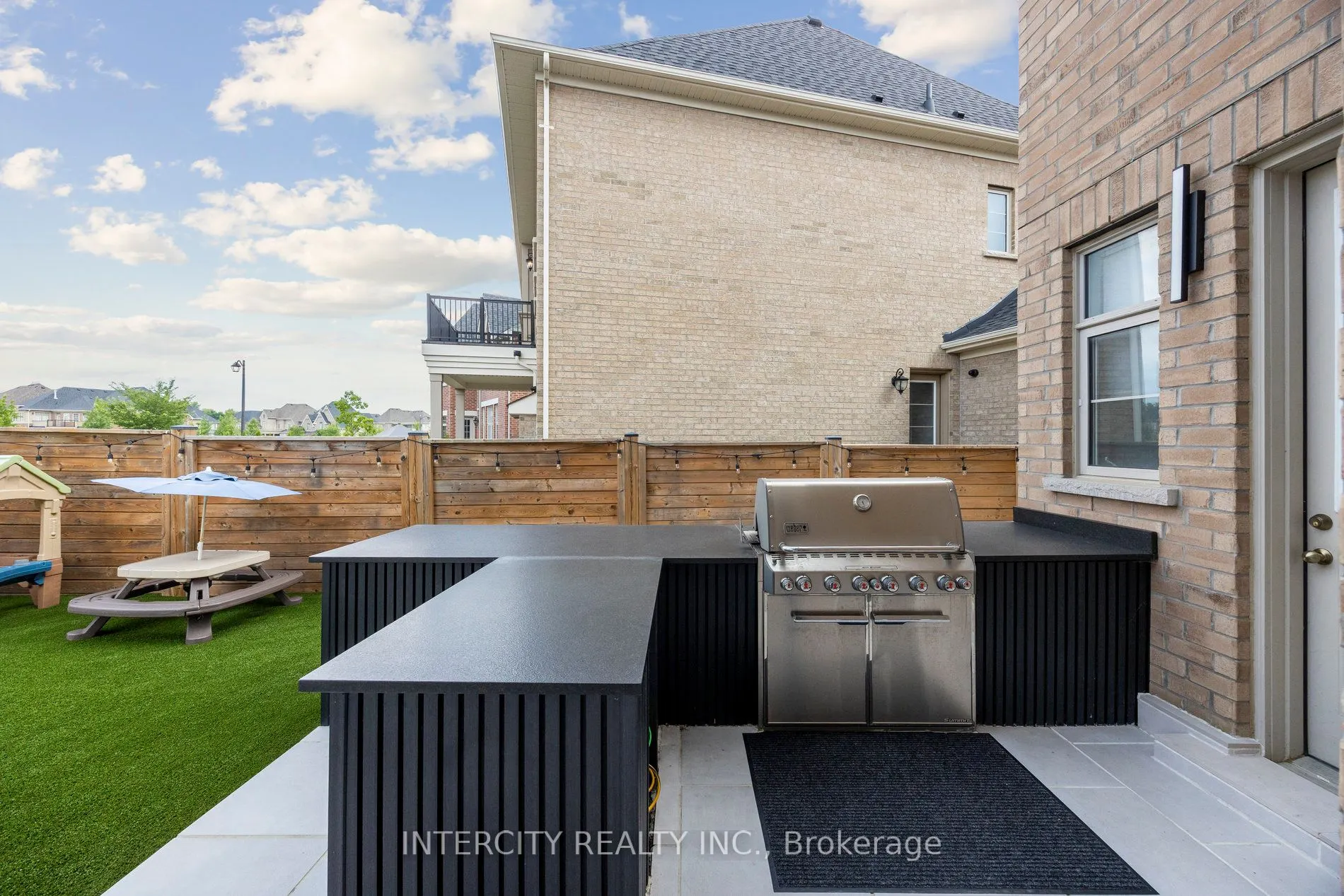 8 Larkin Avenue
