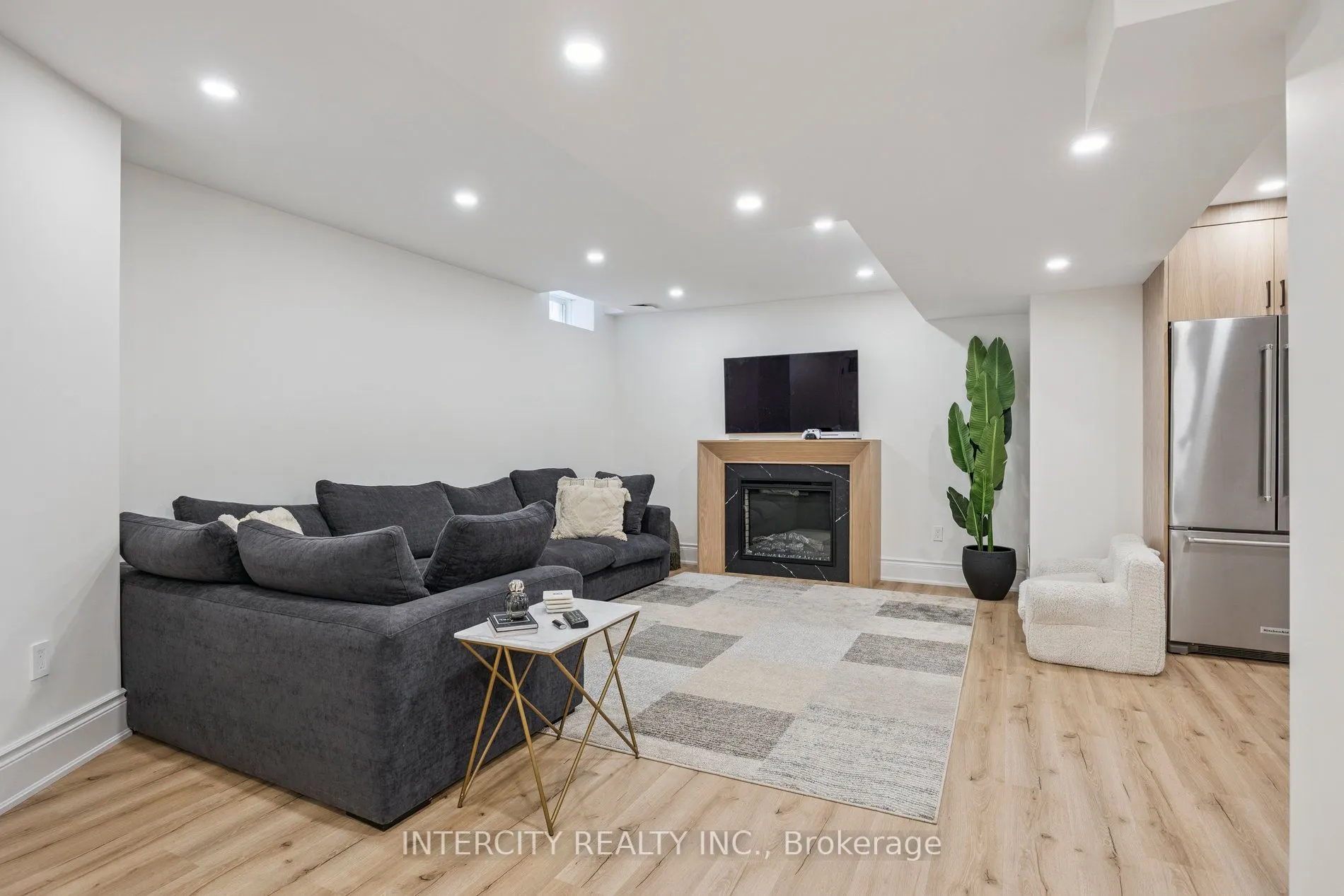 8 Larkin Avenue