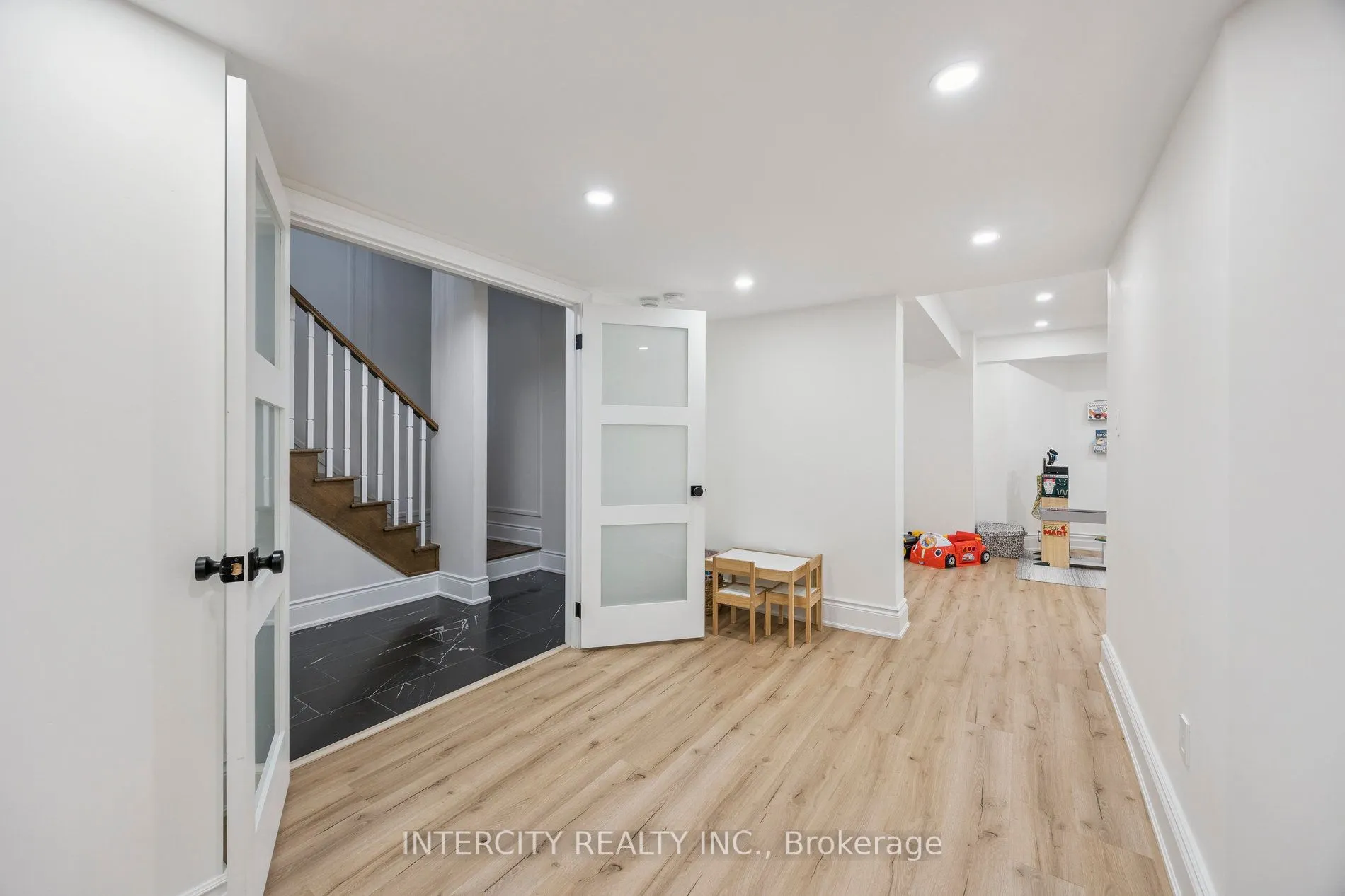 8 Larkin Avenue