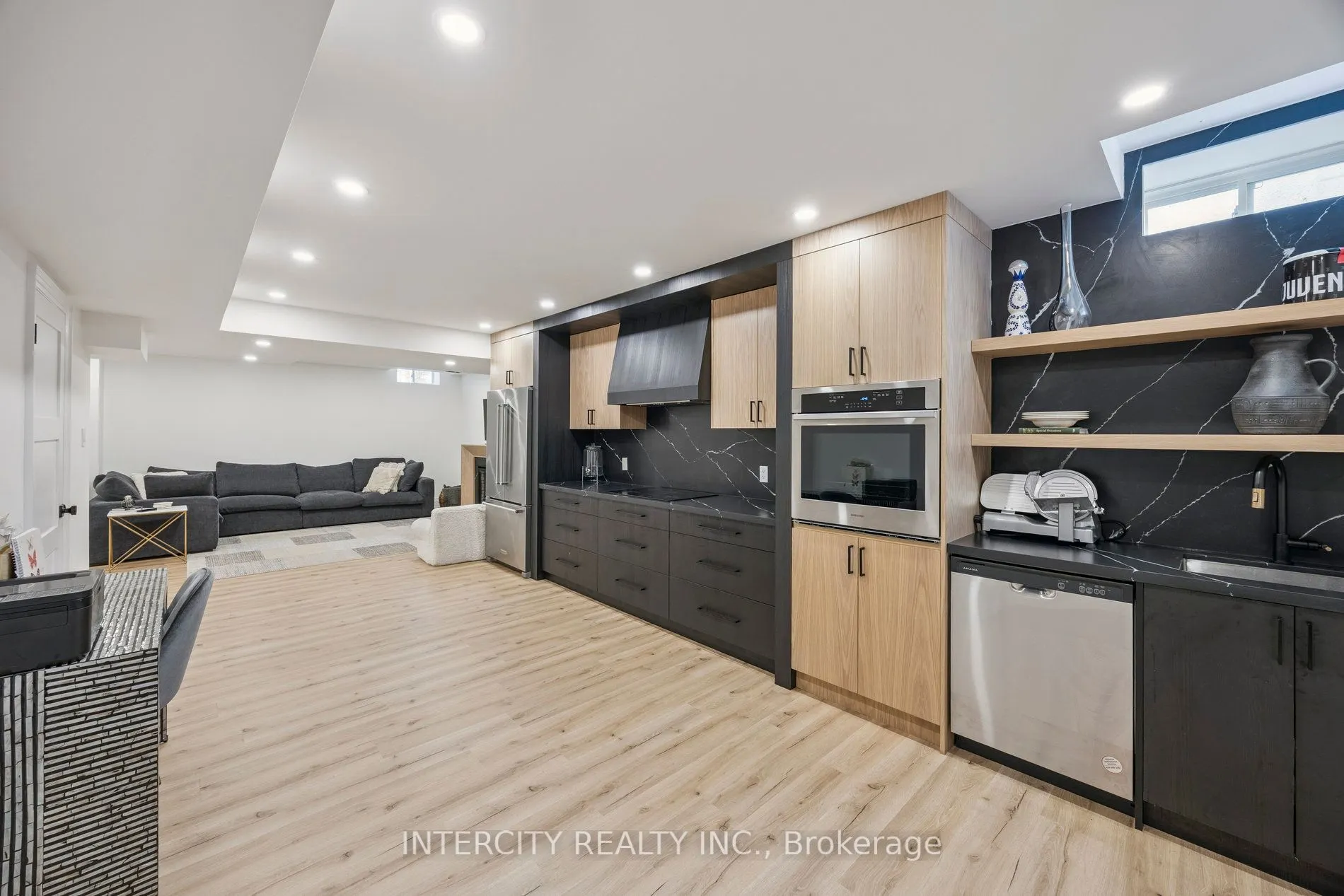 8 Larkin Avenue