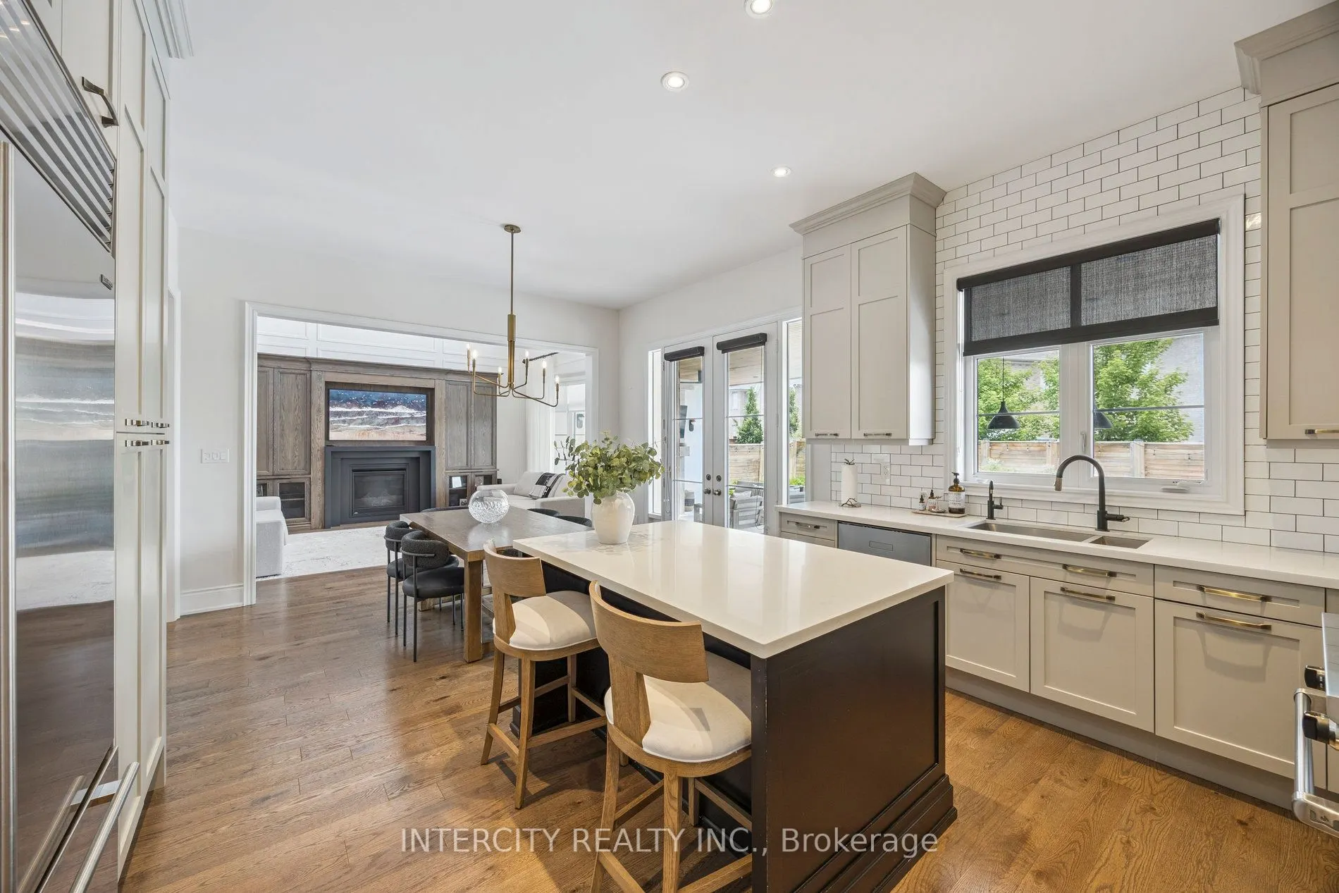 8 Larkin Avenue