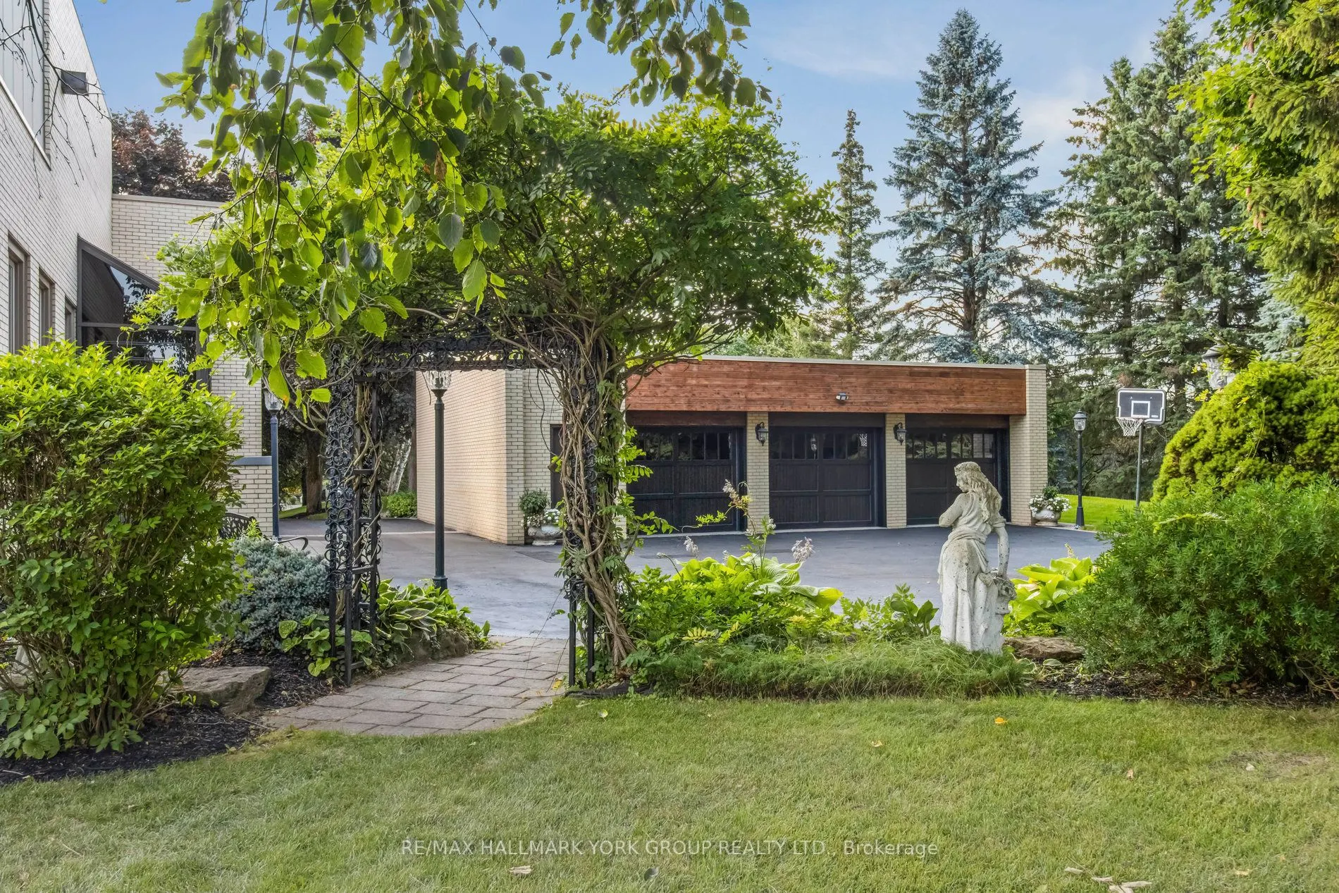 27 Scott Crescent