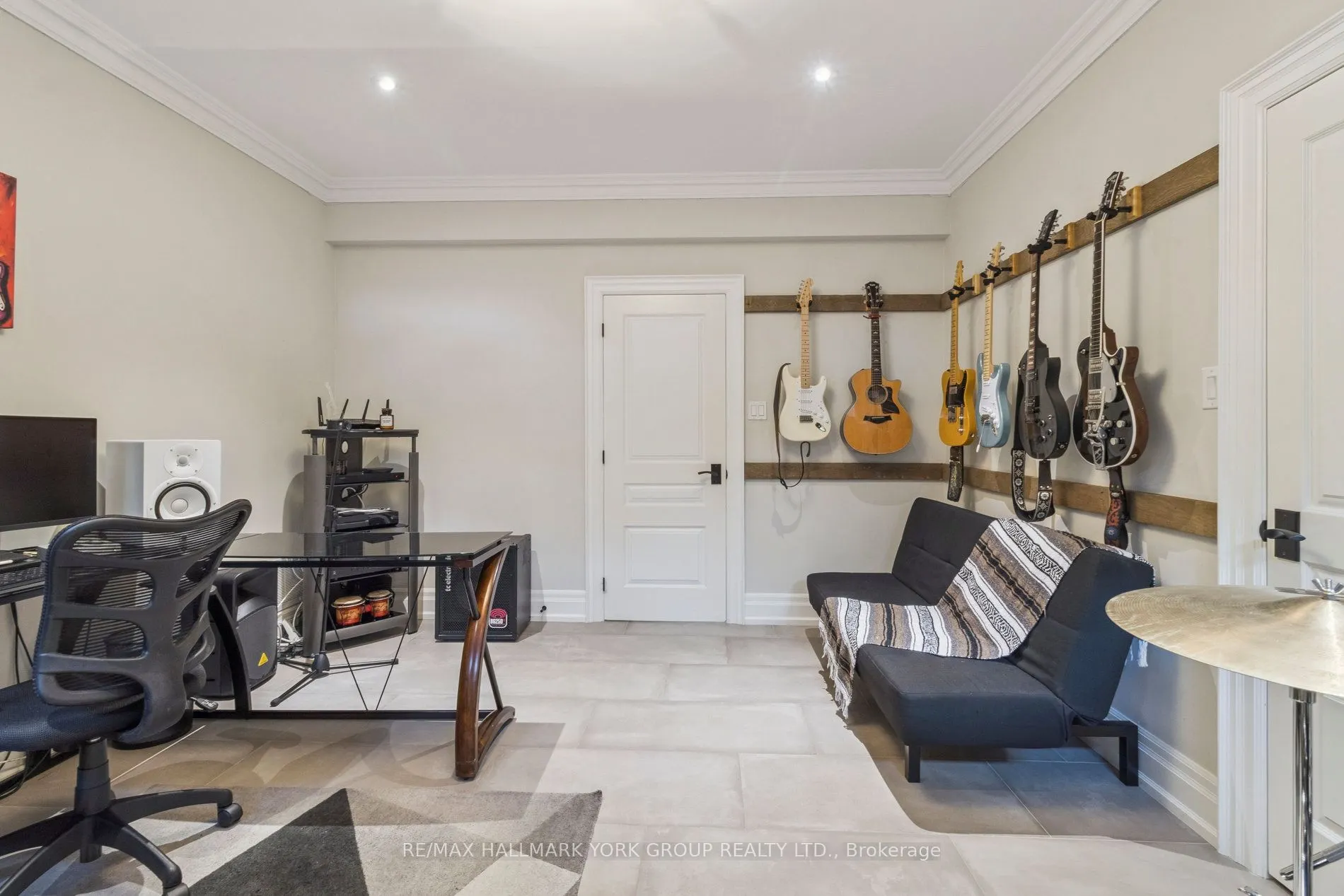 27 Scott Crescent