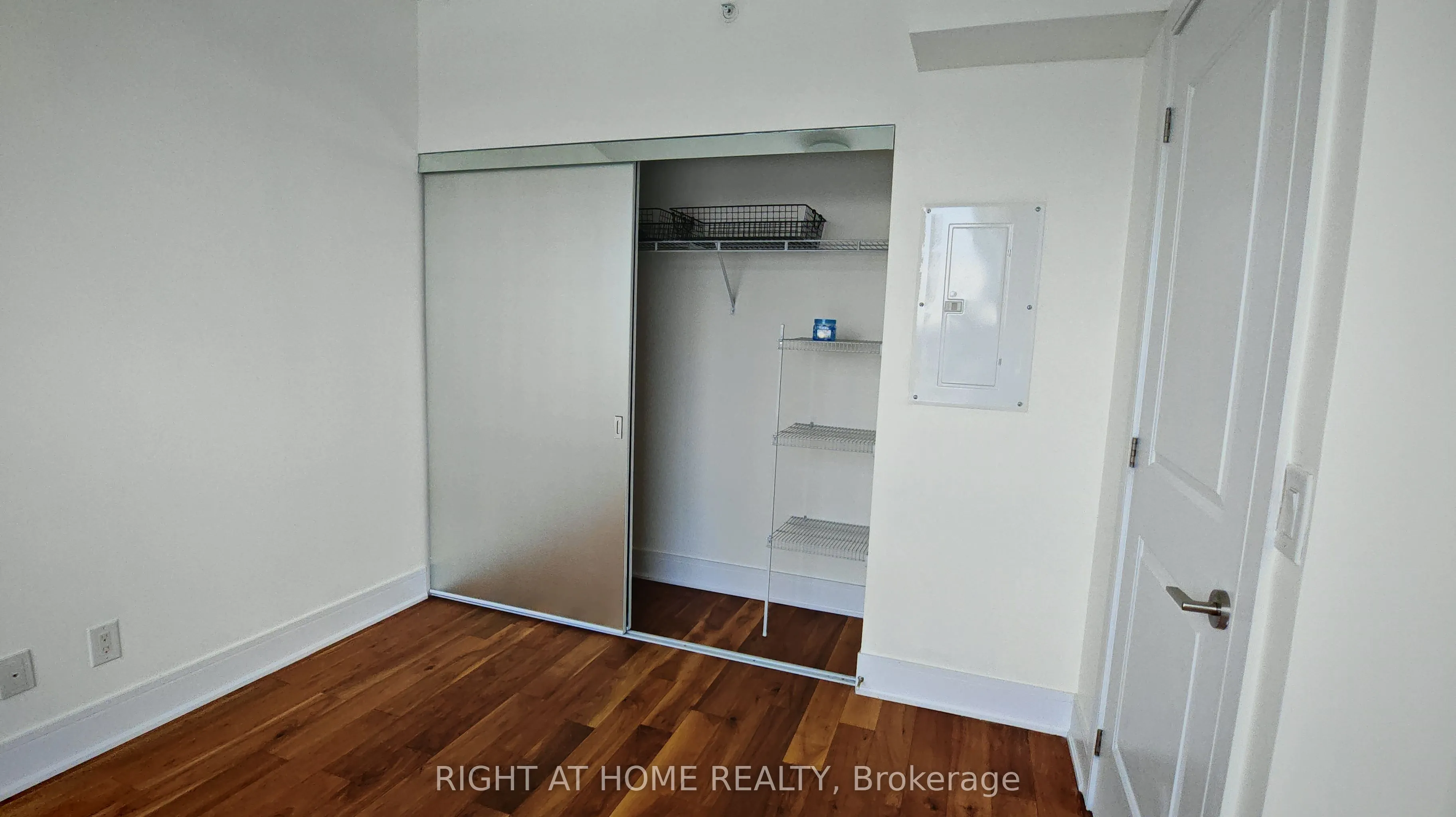 9199 Yonge Street, #715