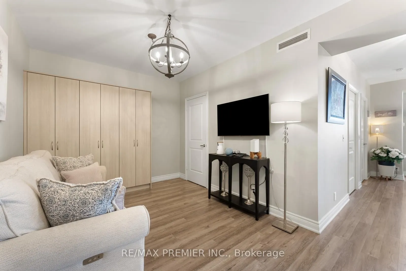 9235 Jane Street, #209