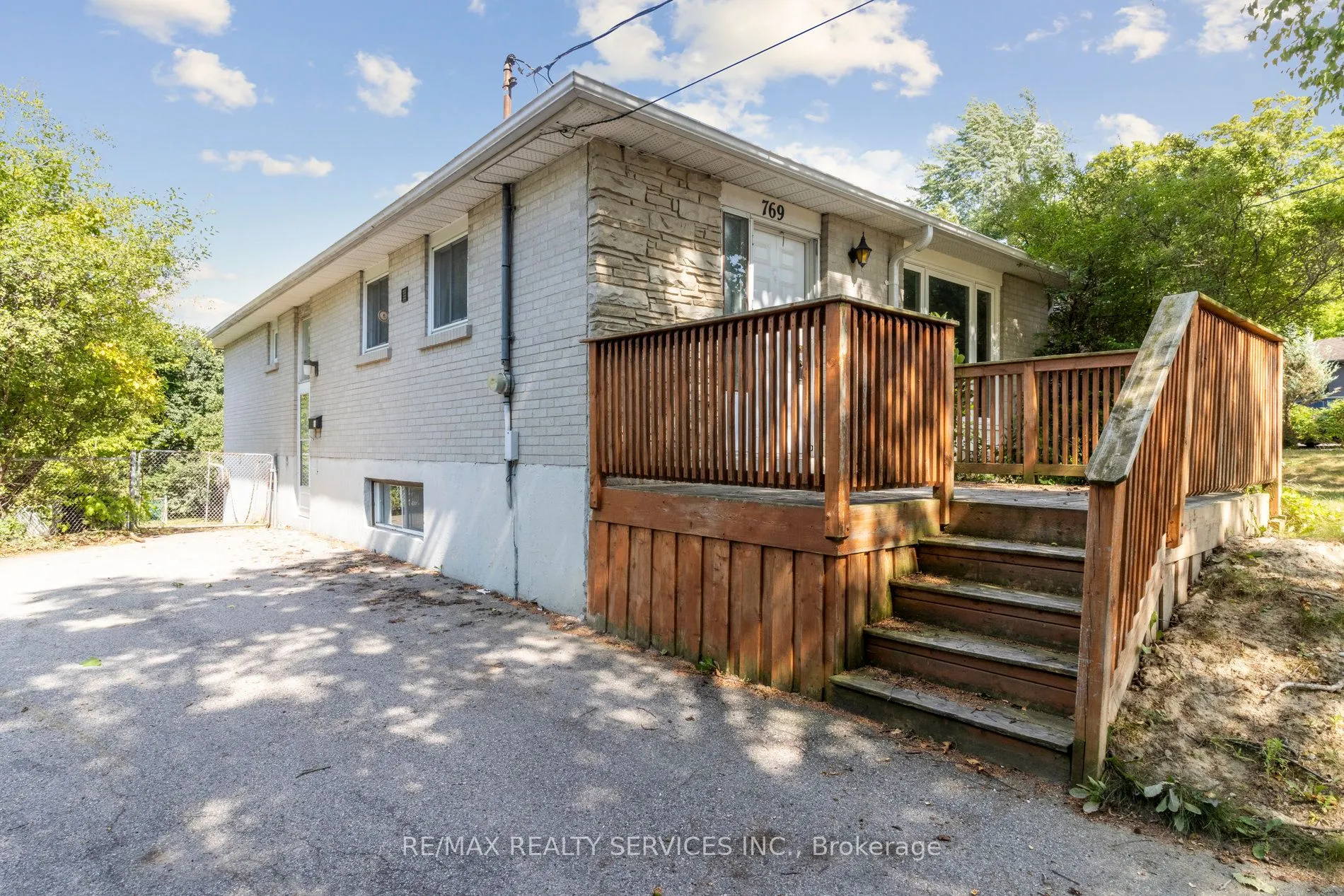 769 Greenfield Crescent
