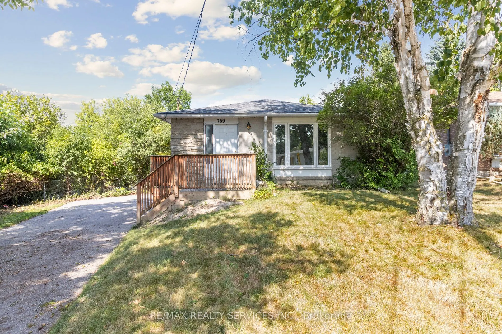 769 Greenfield Crescent