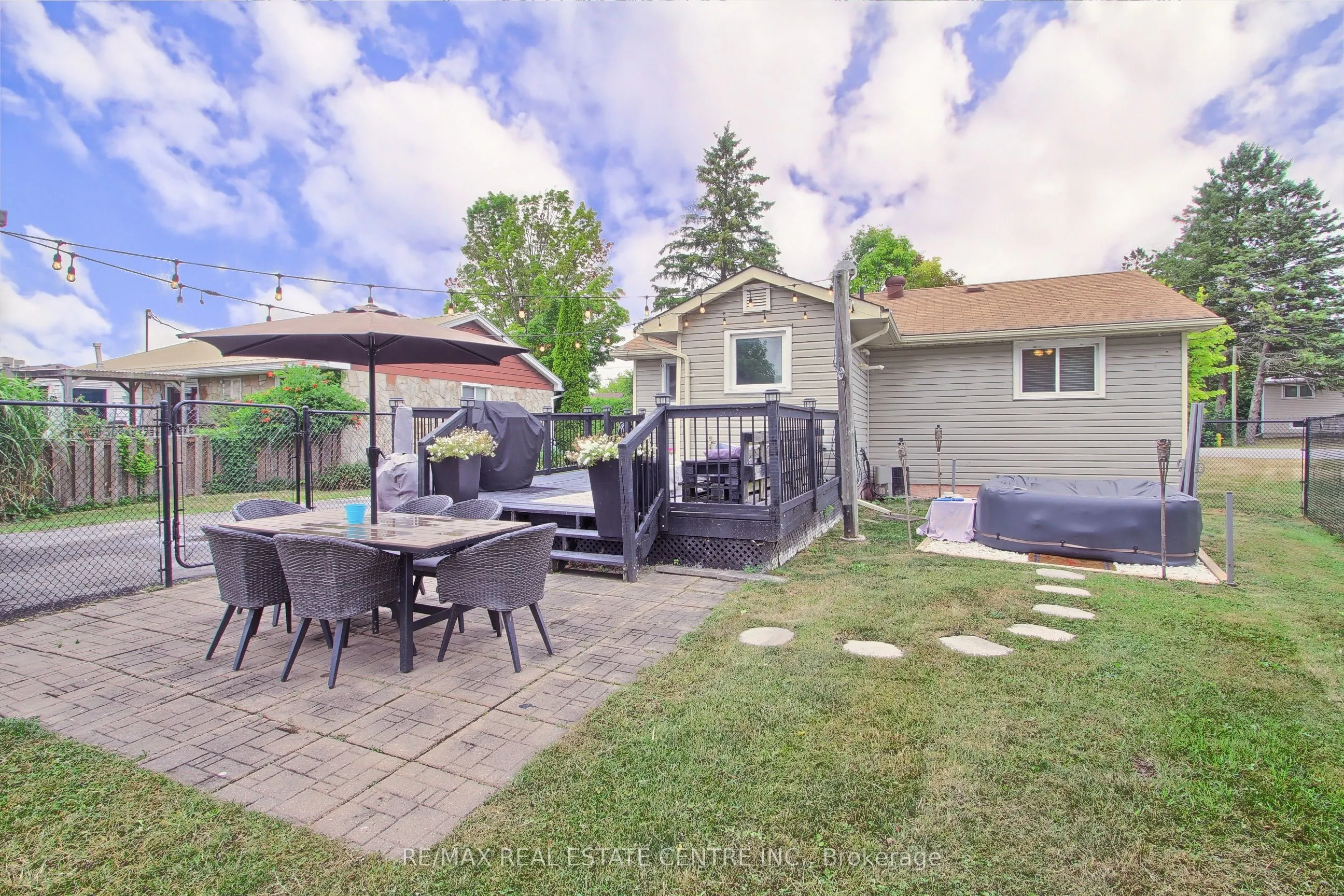 458 Dundas Street