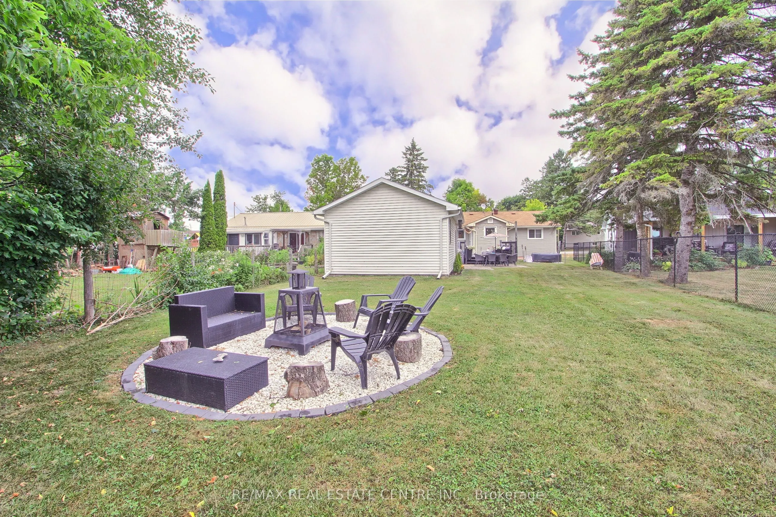 458 Dundas Street
