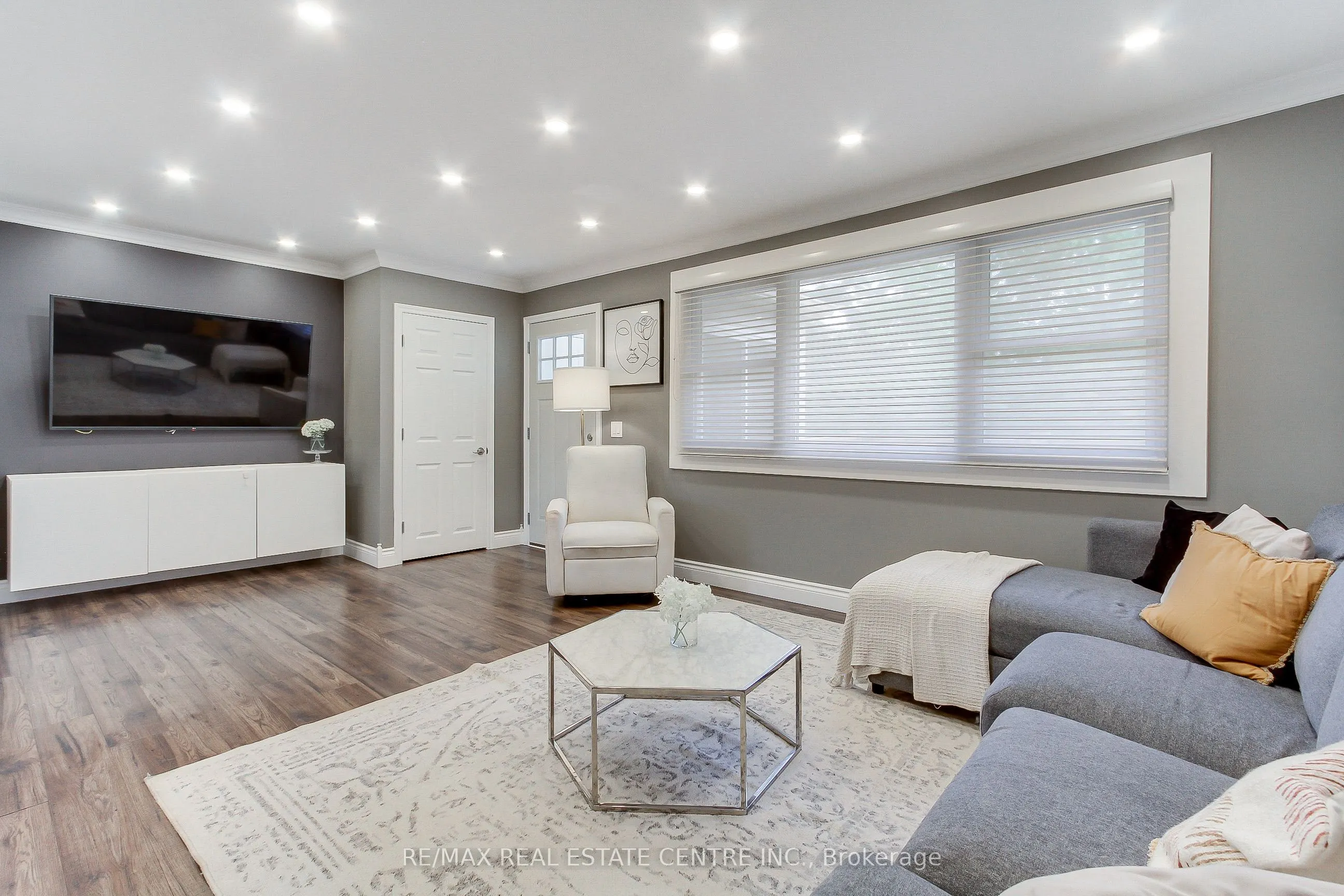 458 Dundas Street