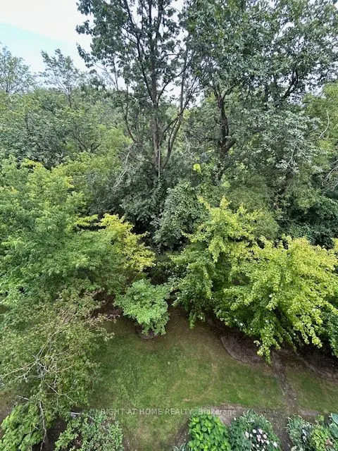2 Maison Parc Court, #403
