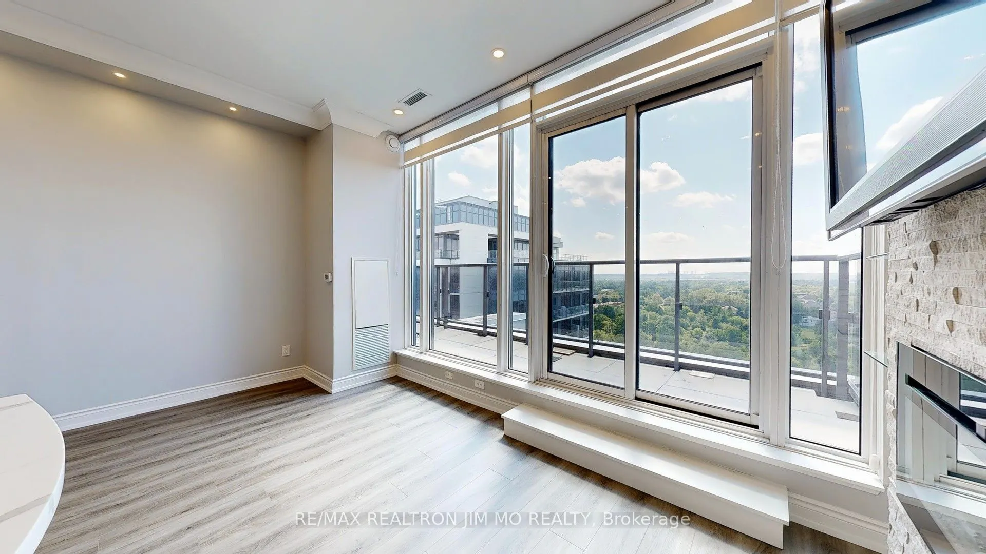 9600 Yonge Street, #PH3