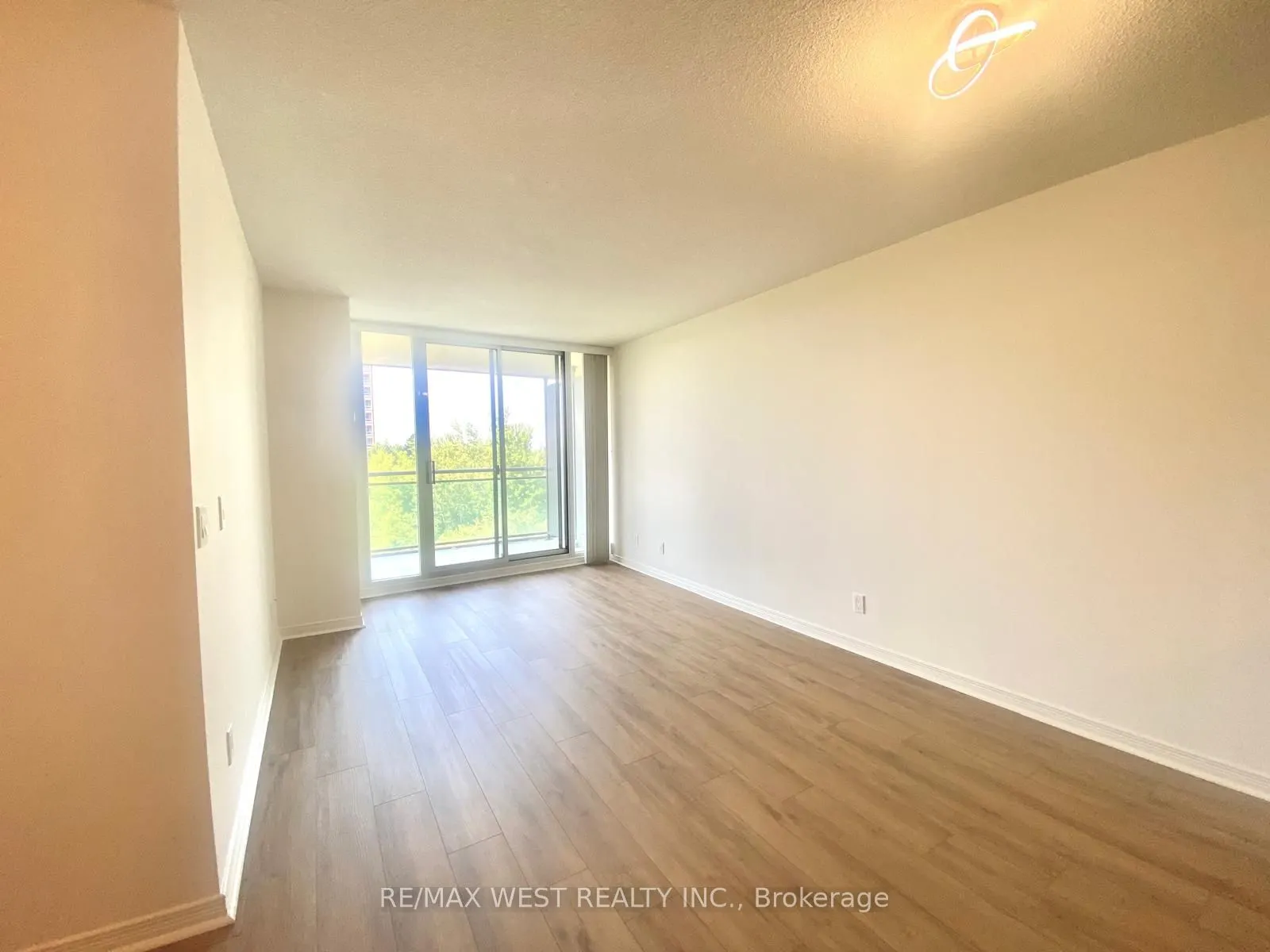 330 Red Maple Road W, #512