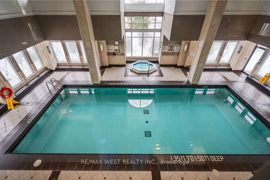 330 Red Maple Road W, #512