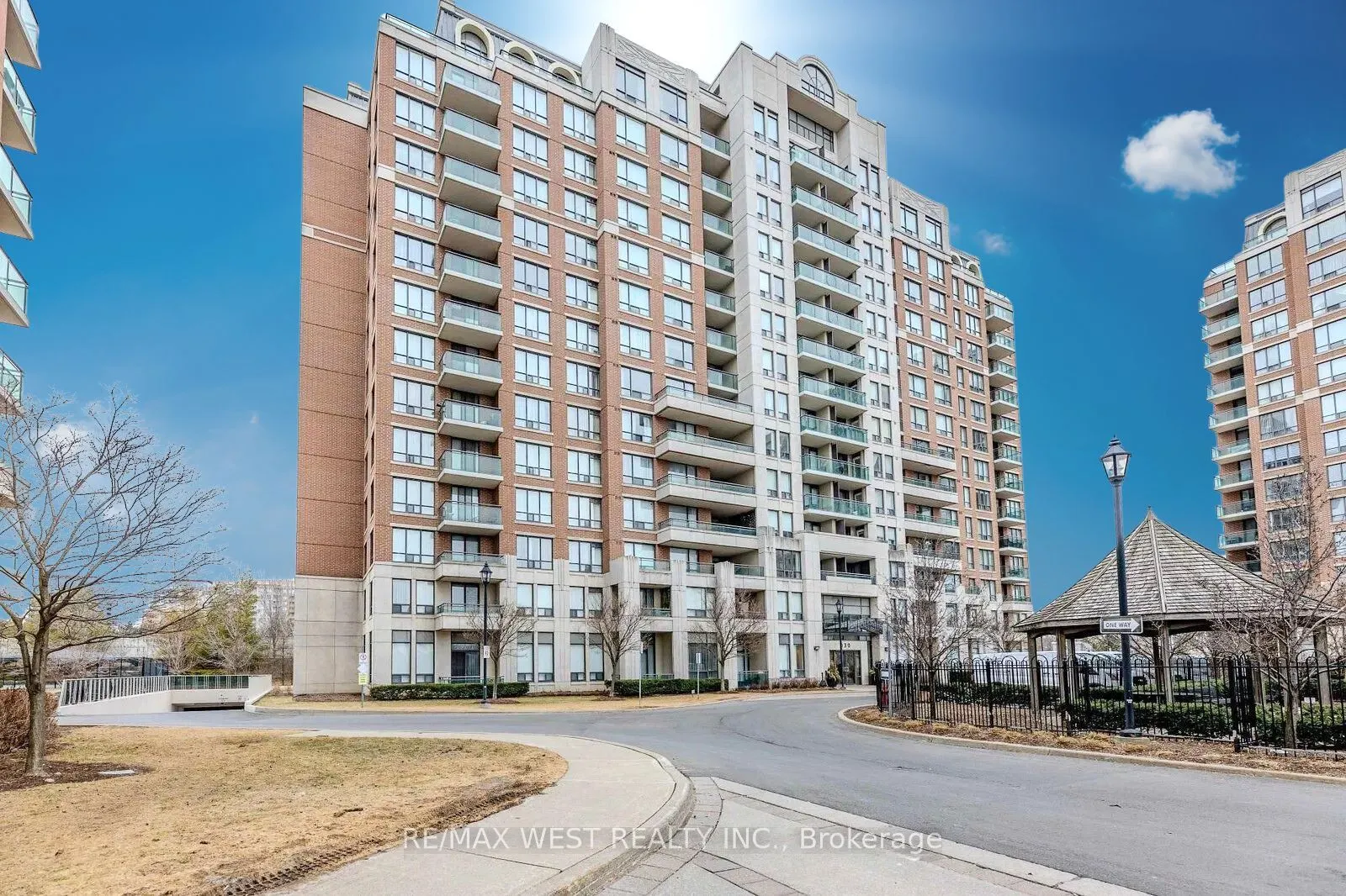 330 Red Maple Road W, #512