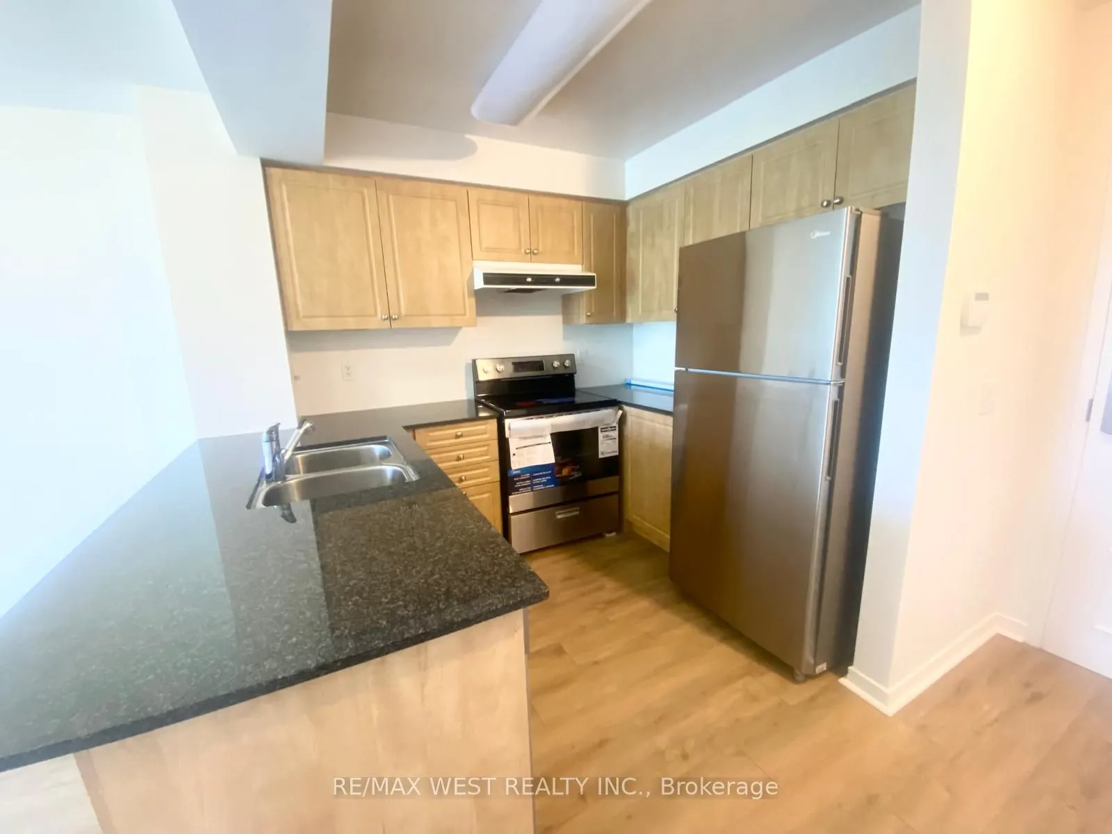 330 Red Maple Road W, #512