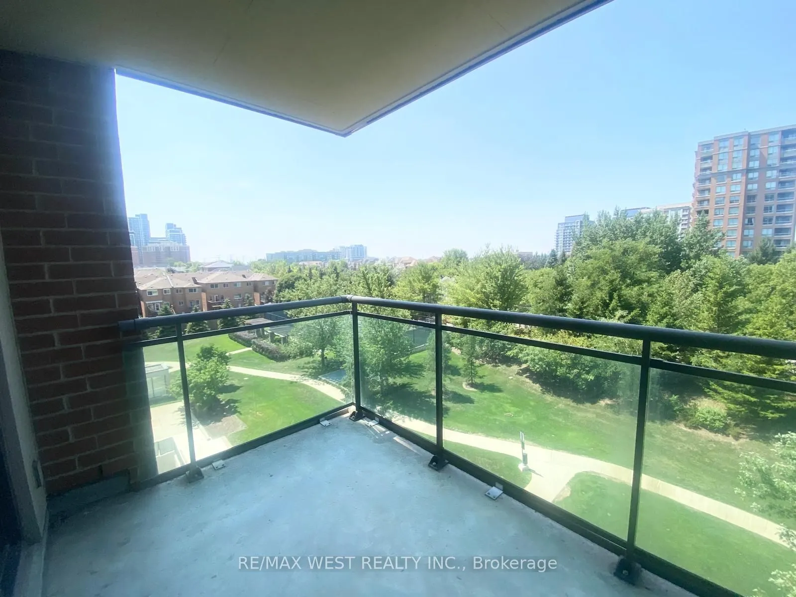 330 Red Maple Road W, #512