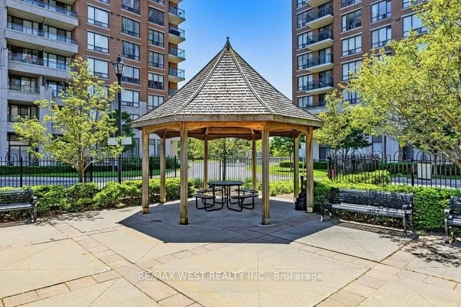 330 Red Maple Road W, #512