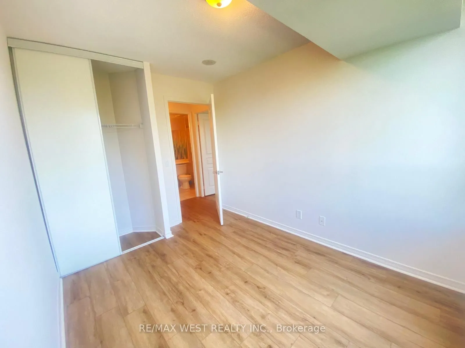 330 Red Maple Road W, #512