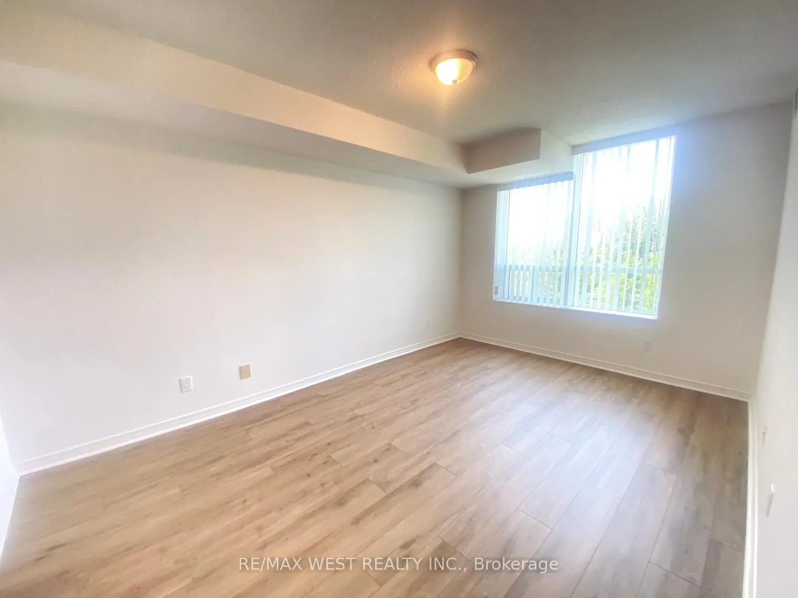330 Red Maple Road W, #512