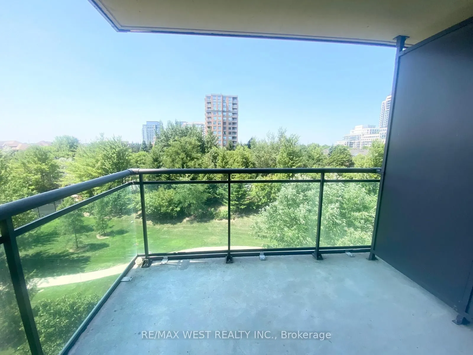 330 Red Maple Road W, #512