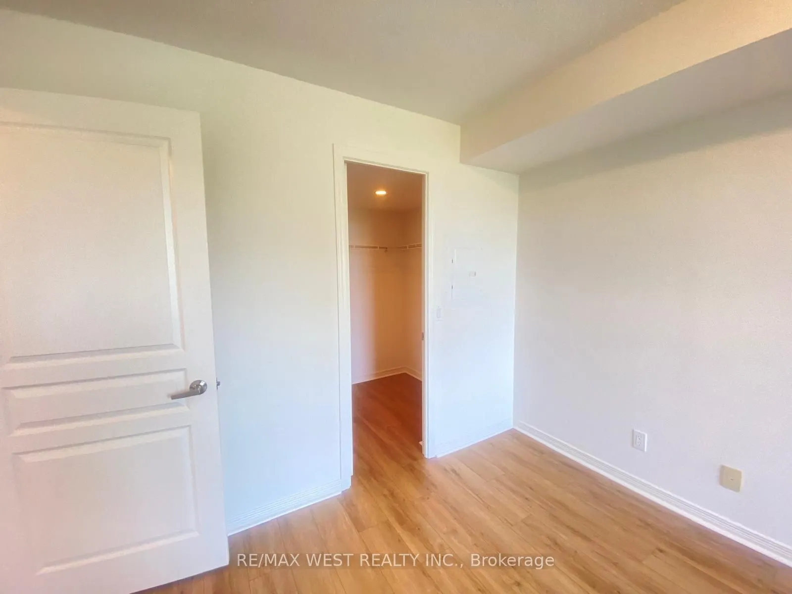 330 Red Maple Road W, #512