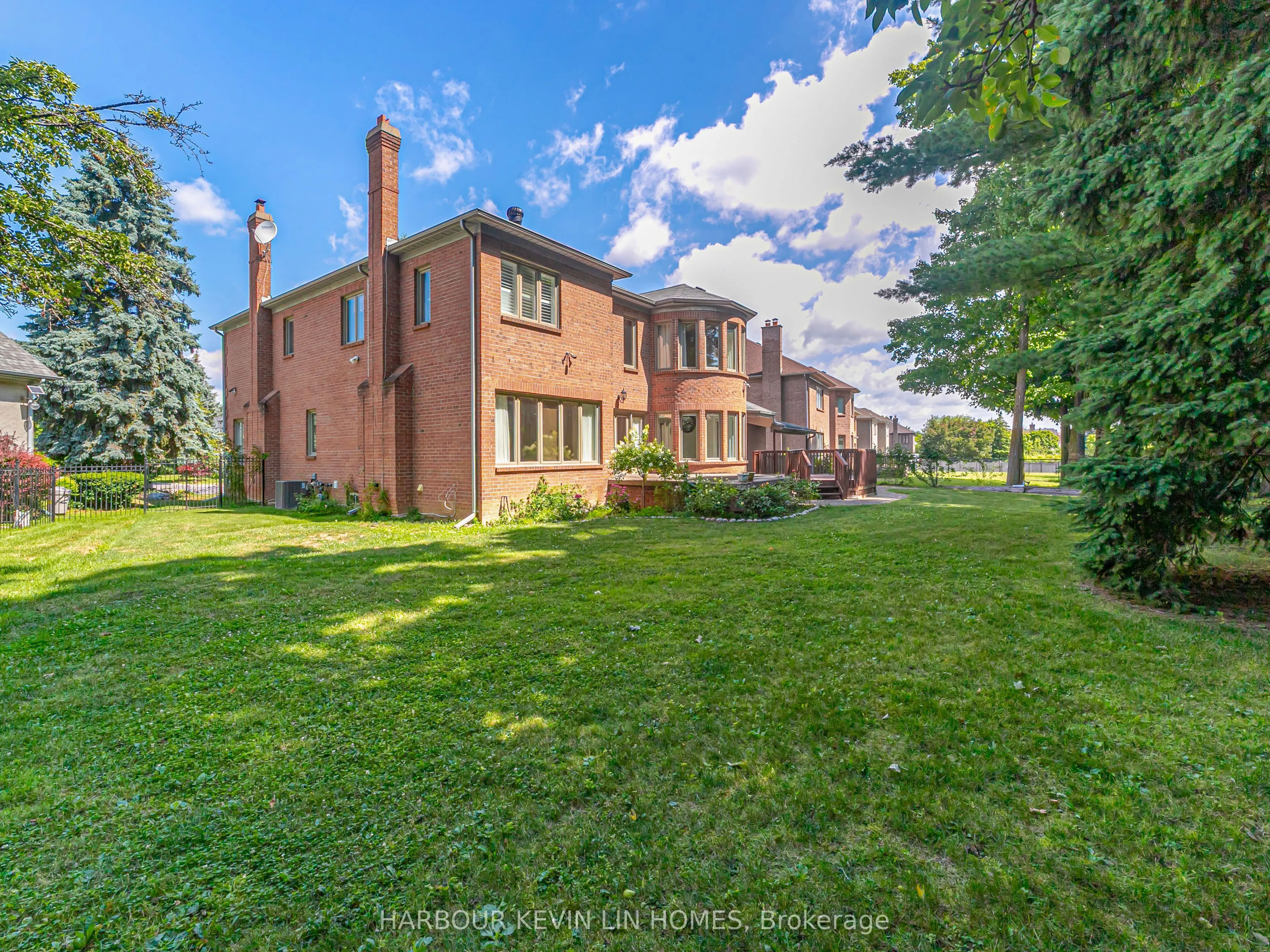 10 Edmund Crescent
