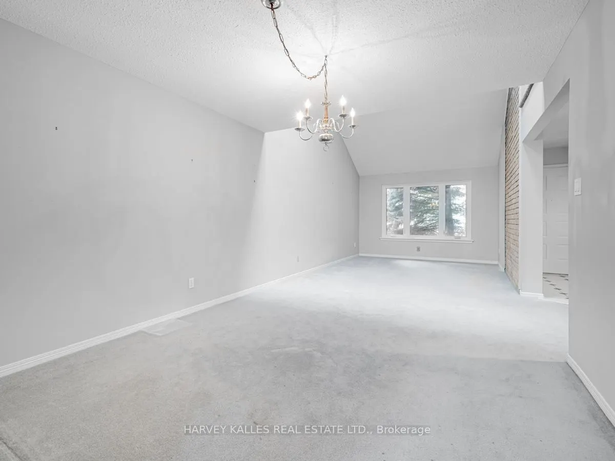 18 Finlayson Court W