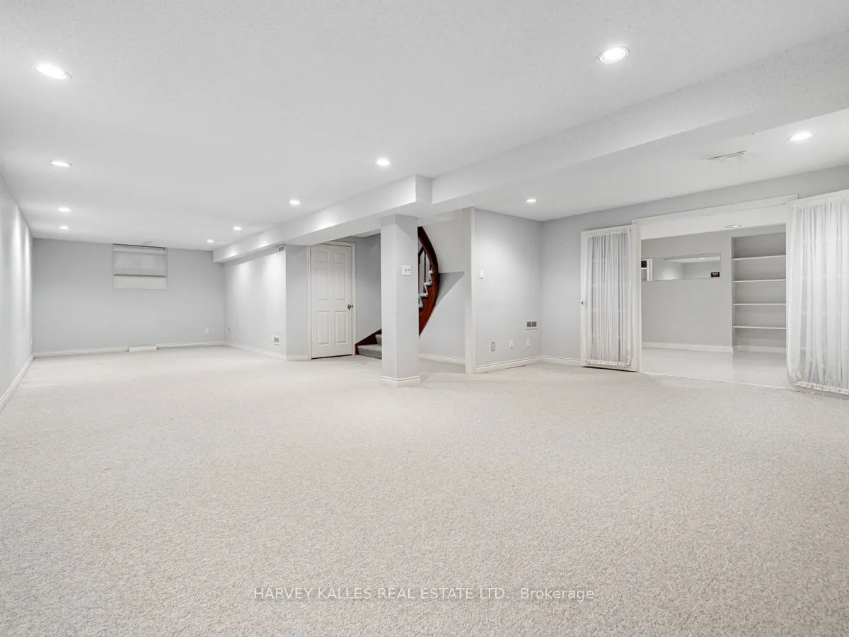 18 Finlayson Court W