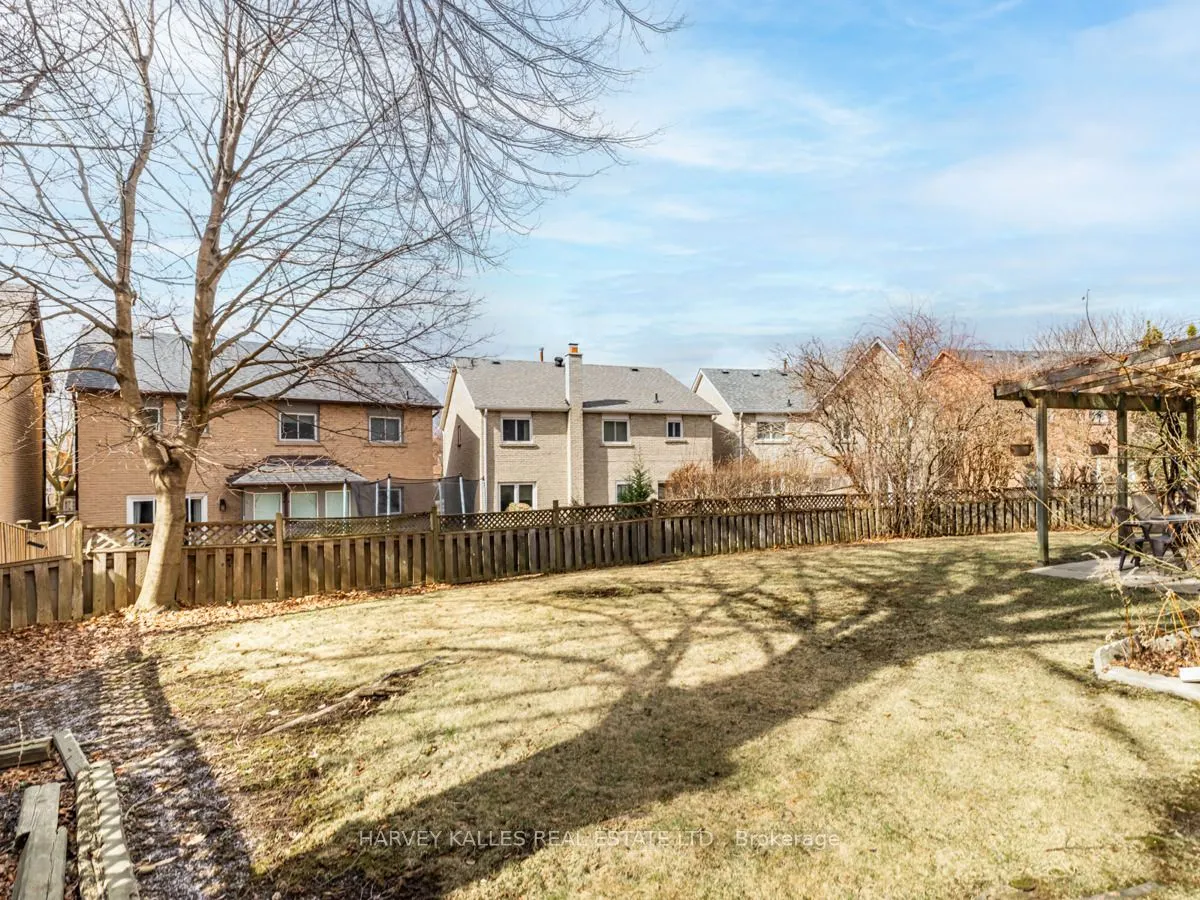 18 Finlayson Court W
