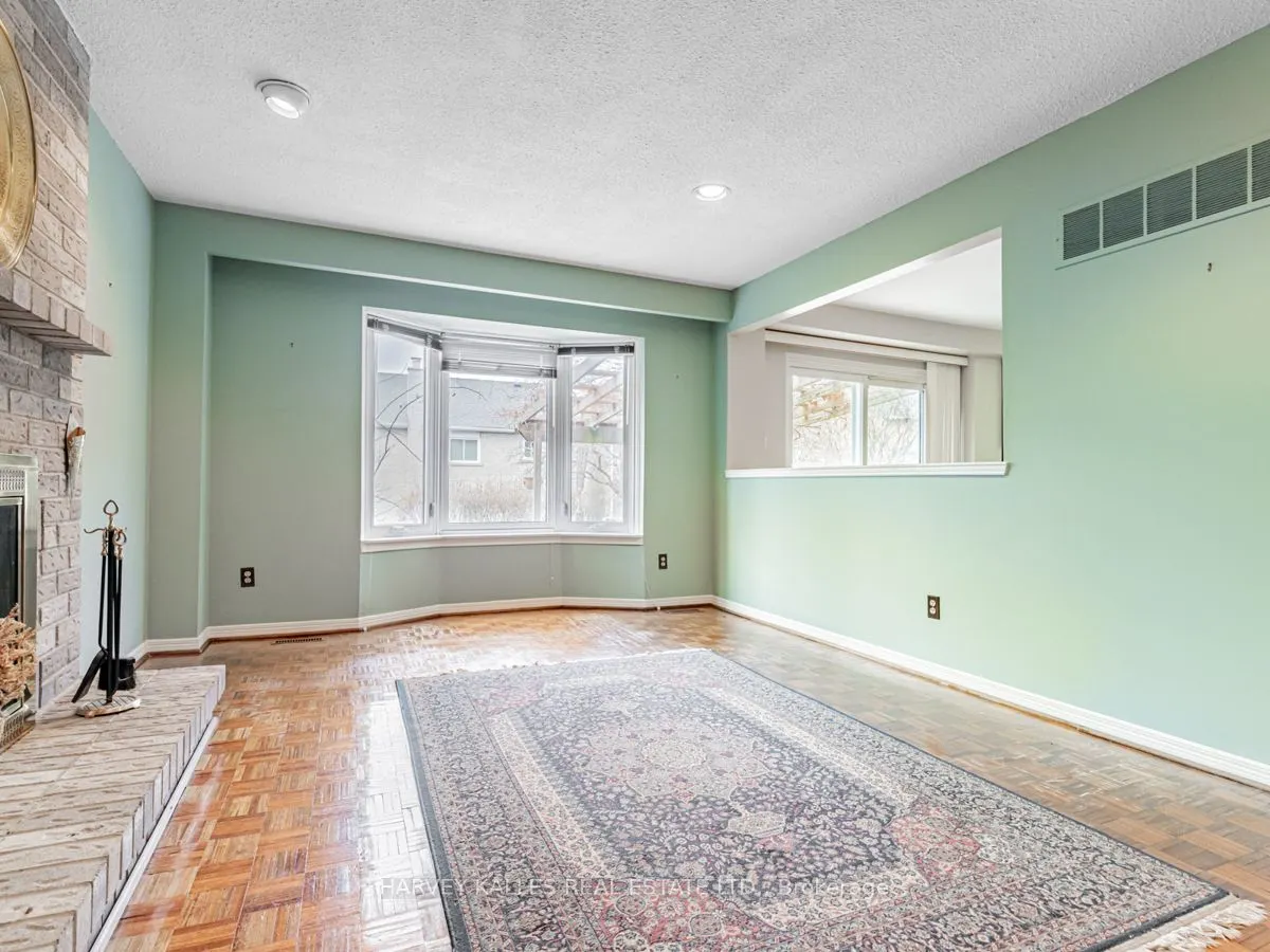 18 Finlayson Court W