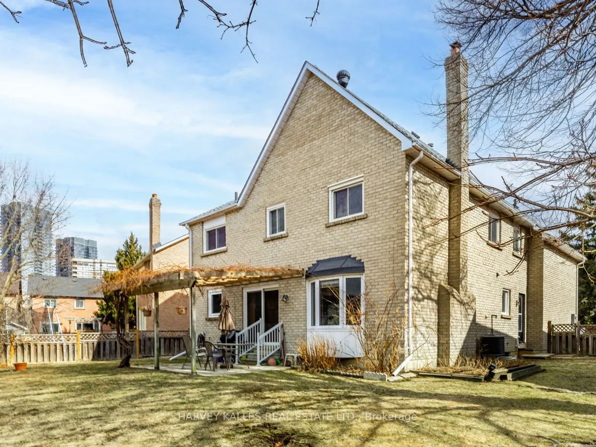 18 Finlayson Court W