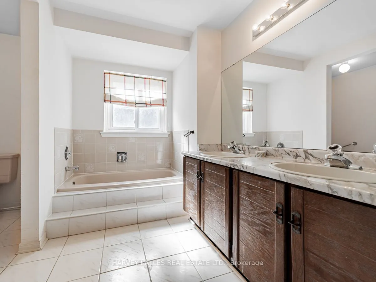18 Finlayson Court W