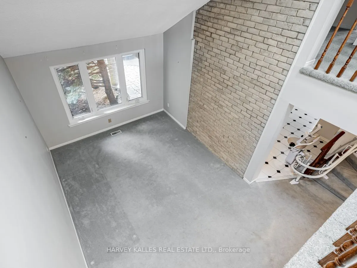 18 Finlayson Court W