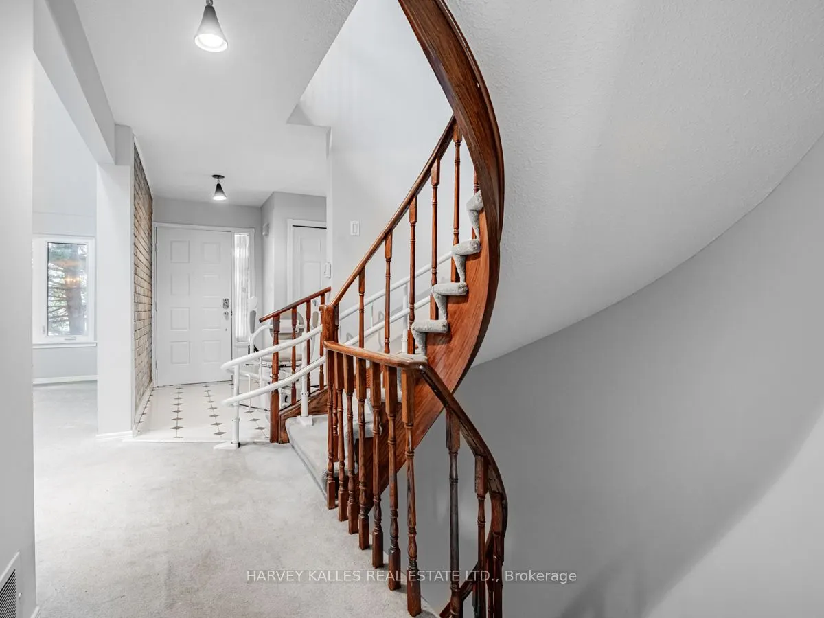 18 Finlayson Court W