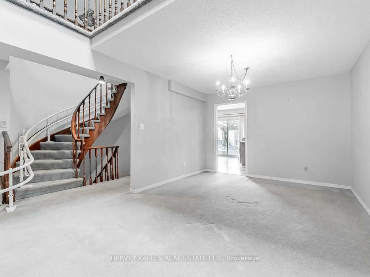 18 Finlayson Court W