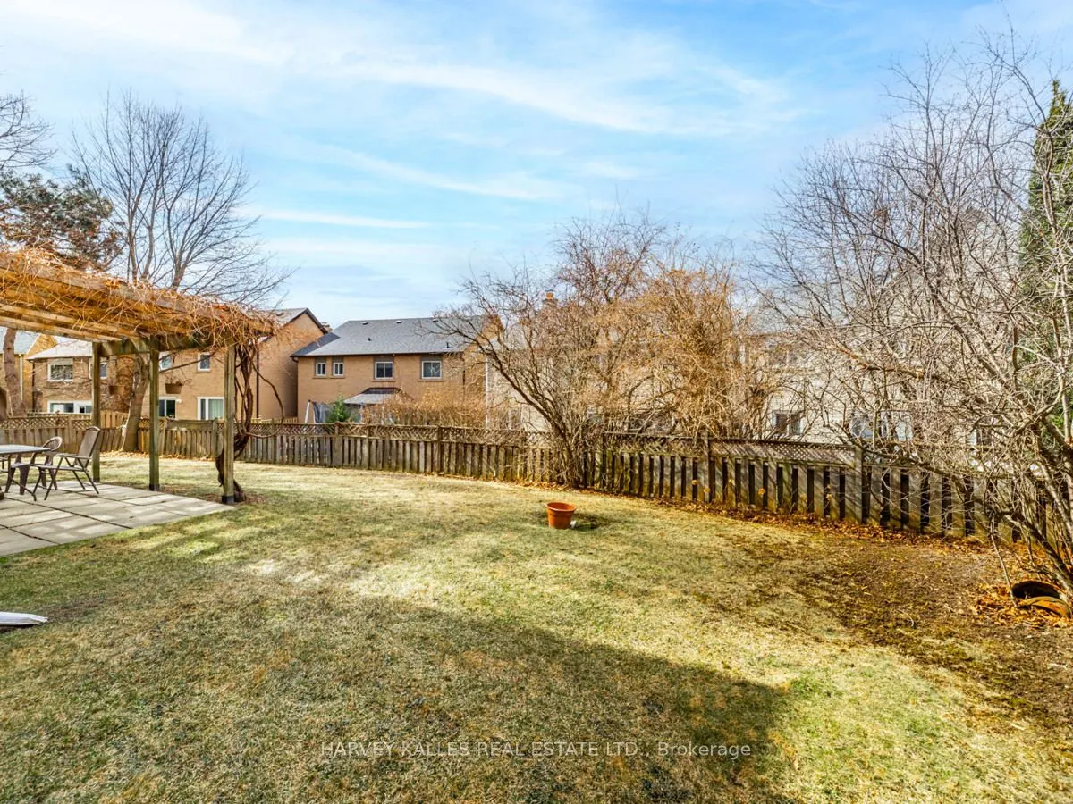 18 Finlayson Court W