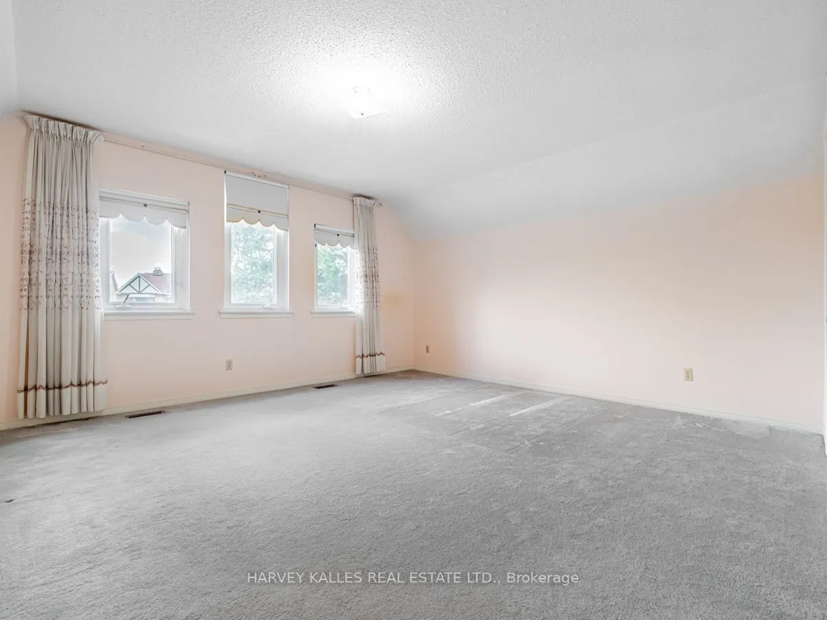 18 Finlayson Court W