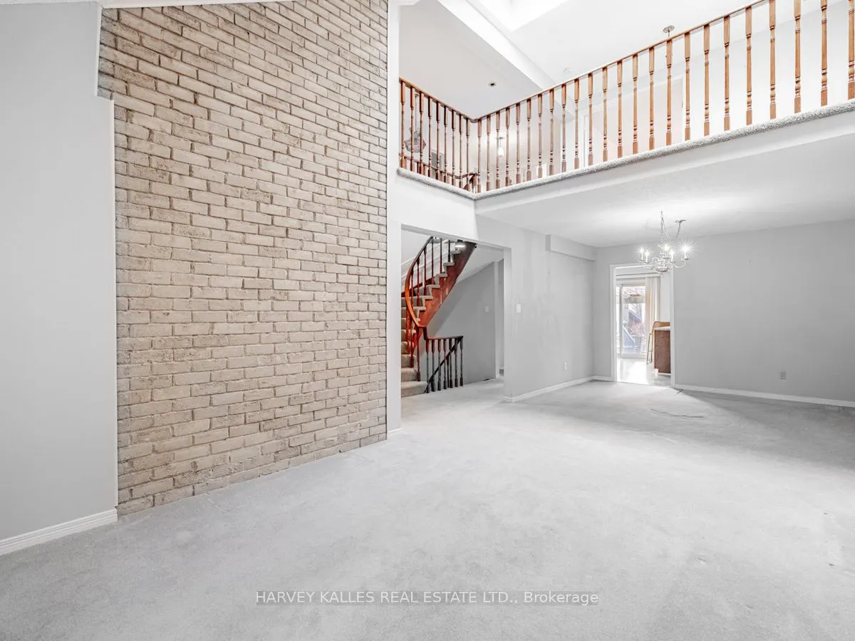 18 Finlayson Court W