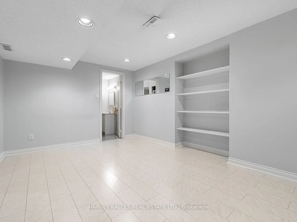 18 Finlayson Court W