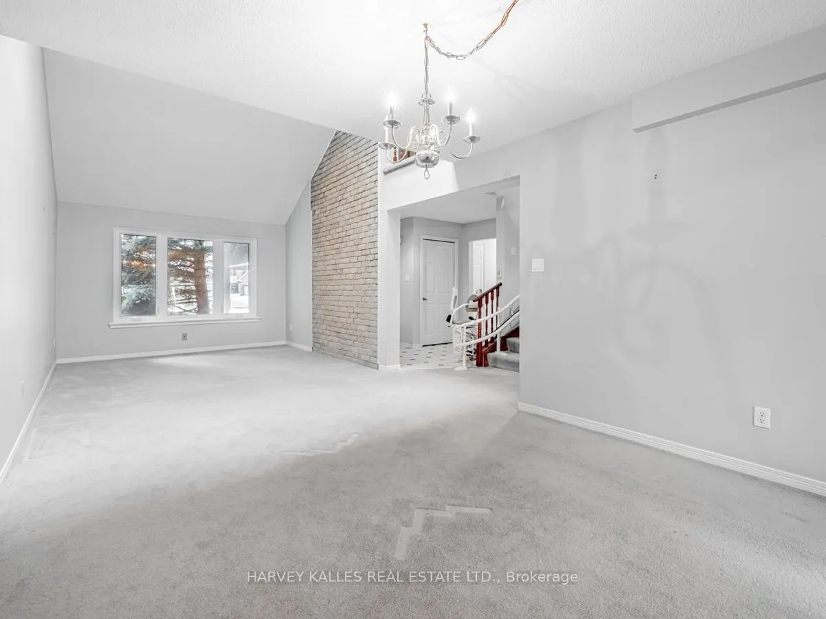 18 Finlayson Court W