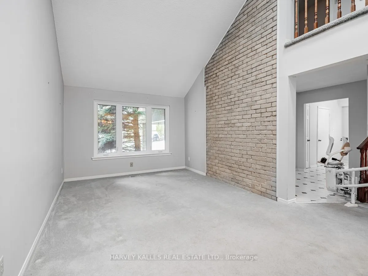 18 Finlayson Court W